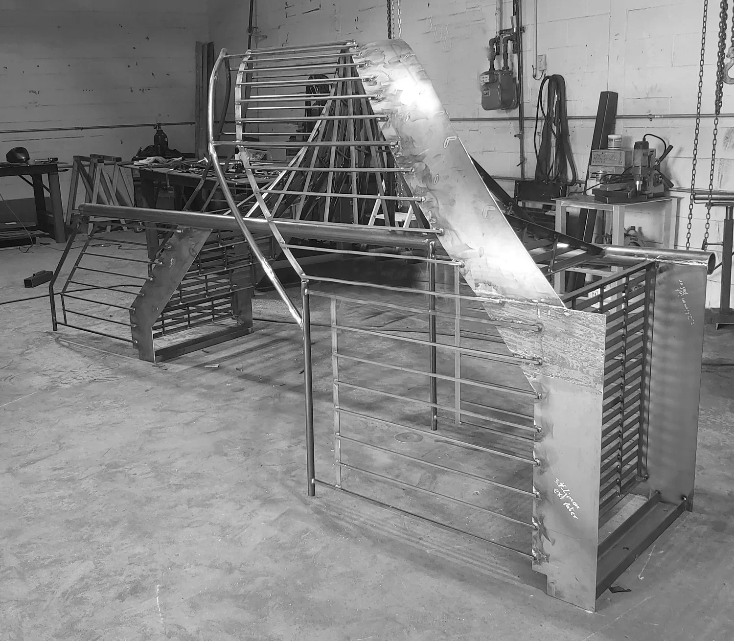 Escalier extérieur en colimaçon avec une finition protectrice en galvanisation et peinture en poudre noire.