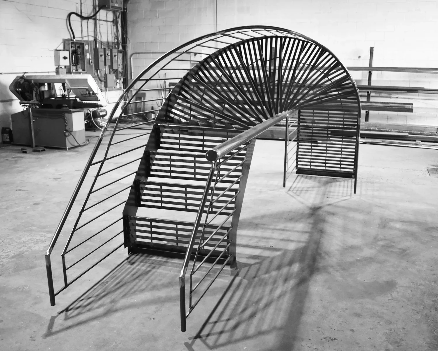 Escalier en colimaçon résidentiel en acier brut, assemblé et soudé avec précision dans l'atelier de PAM métal Inc.