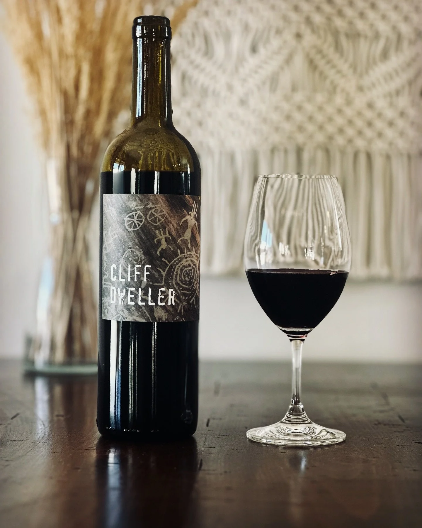 This cooler weather has me thinking red, red wine... MMMMalbec is on the mind 🍷 

#Cliffdwellermalbec #coloradowine #falliscoming #Malbec #coloradogrown #coloradoproud #drinklocalcolorado