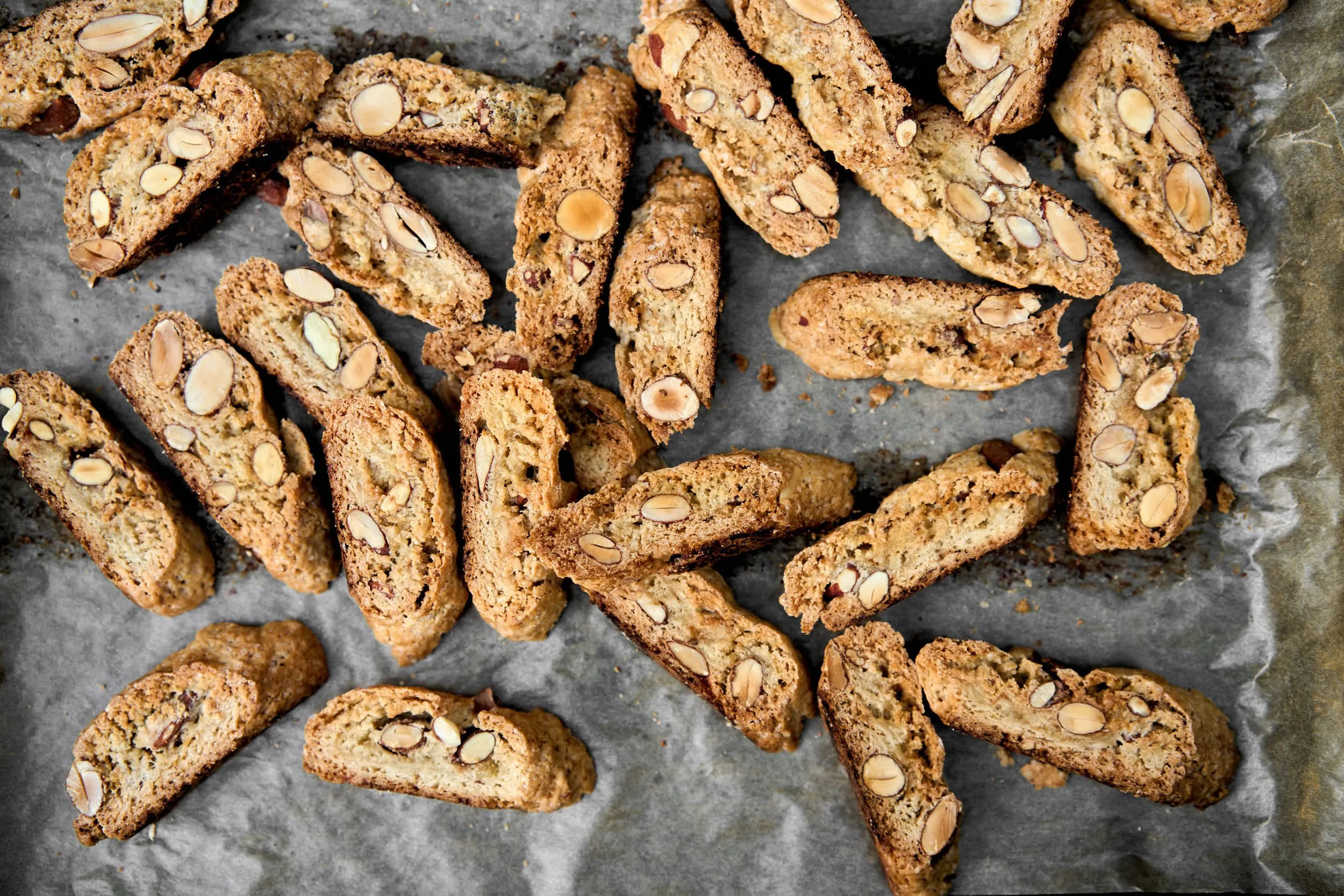 Geröstete Biscotti mit Mandeln auf Backpapier