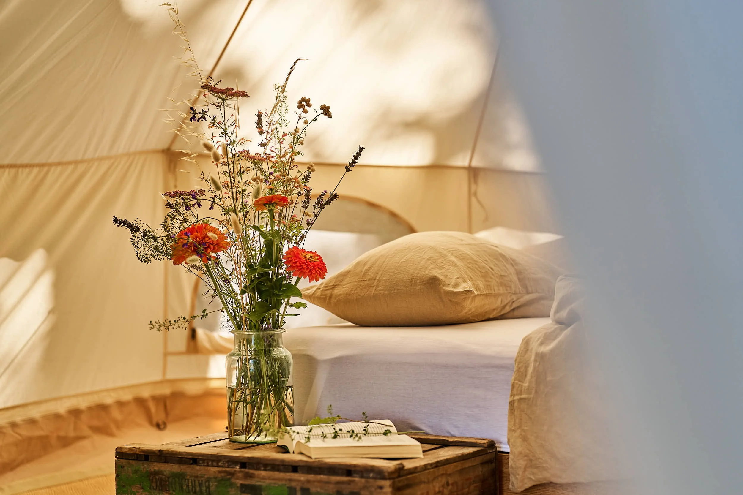 slow-farm-days-pomodoro-glamping-bett.jpg