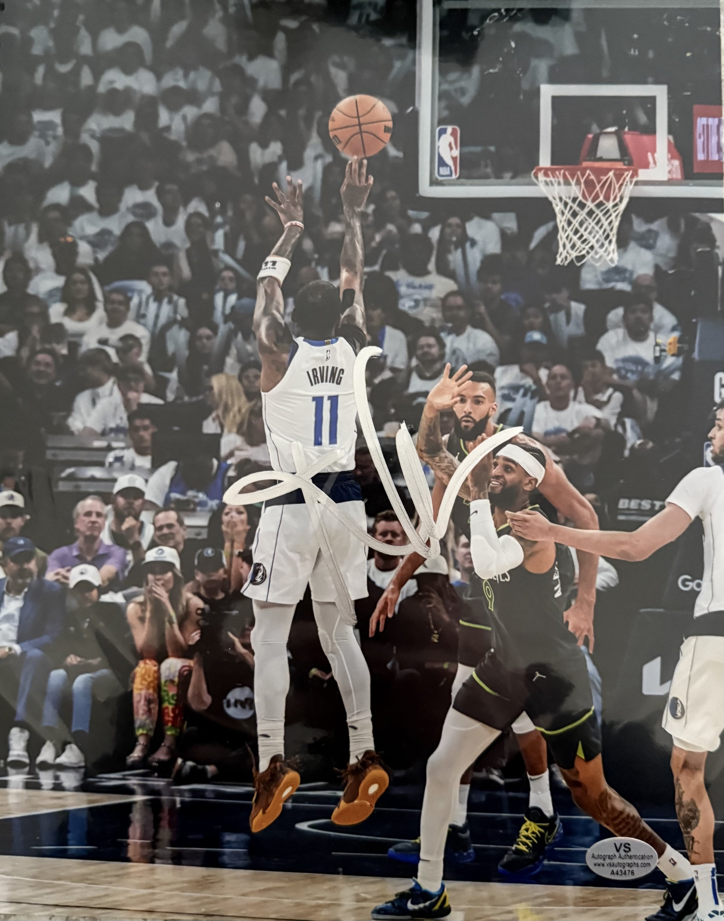 KYRIE IRVING PICTURE AUTO
