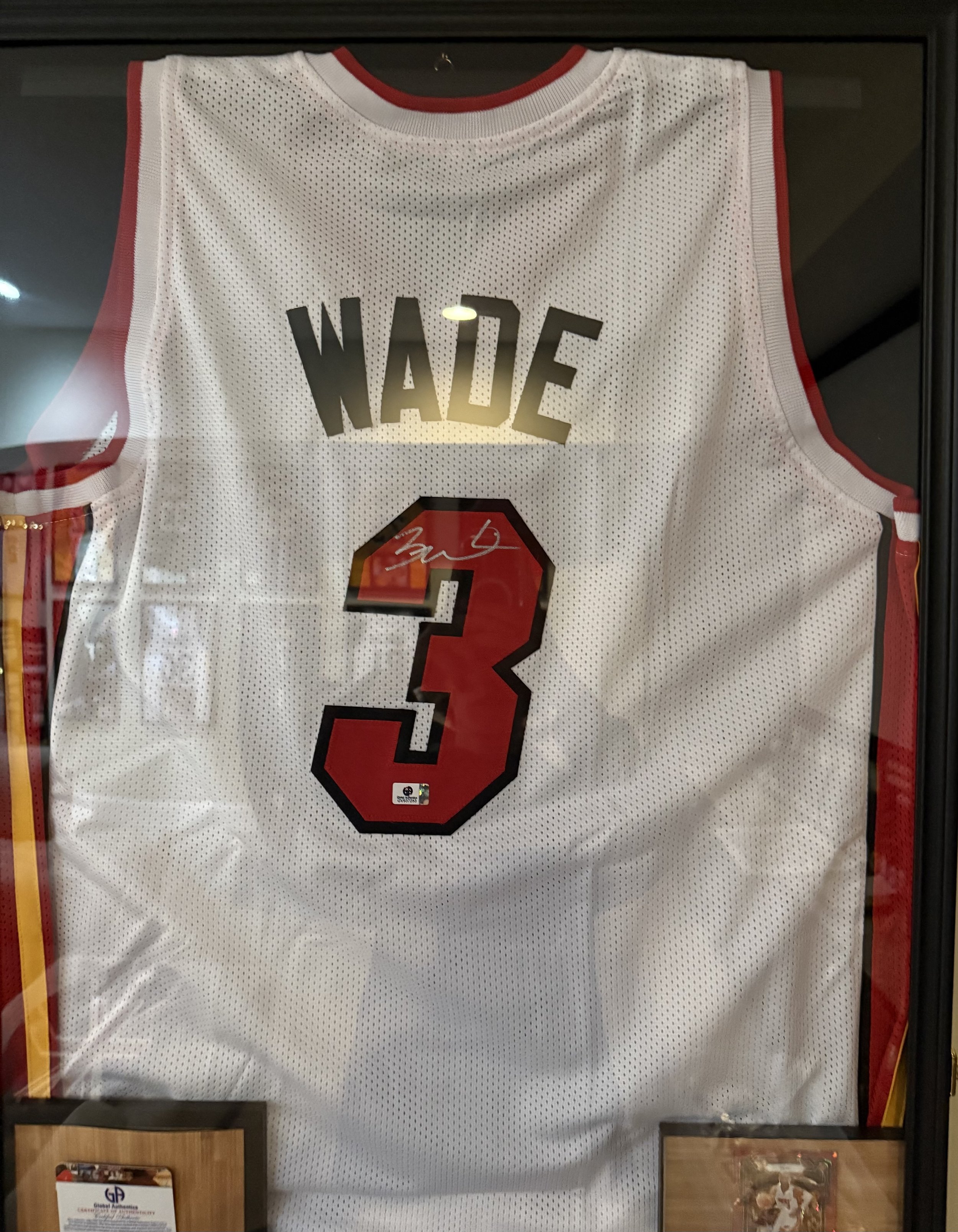 DWAYNE WADE JERSEY AUTO