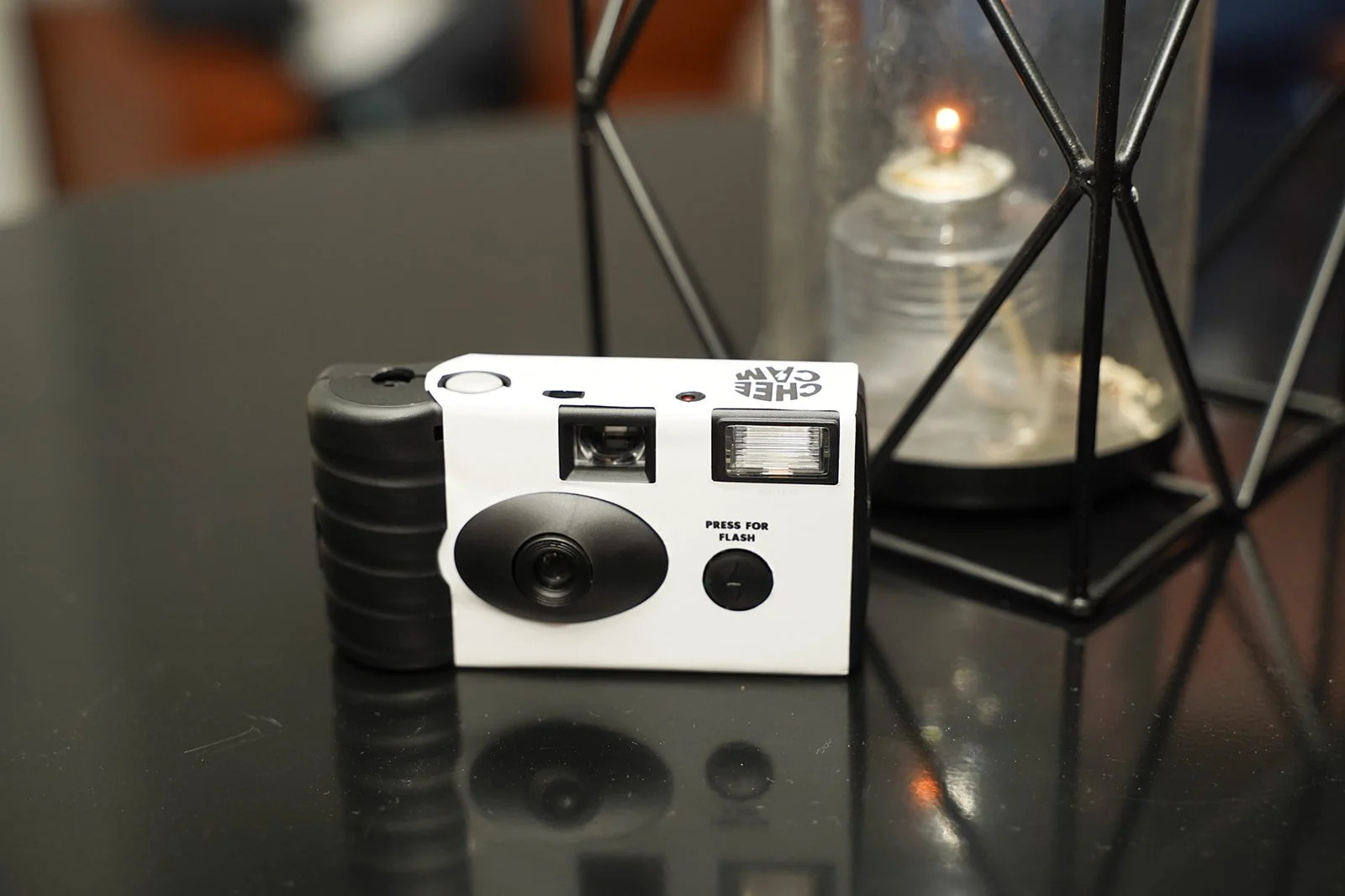 Say cheese 📸 Disposable cameras are making a comeback at weddings — giving guests a fun way to capture candid moments and behind-the-scenes memories. The best part? The surprise when you get them developed! 
🎉 Planner: @sholehevents
🏛️ Cer