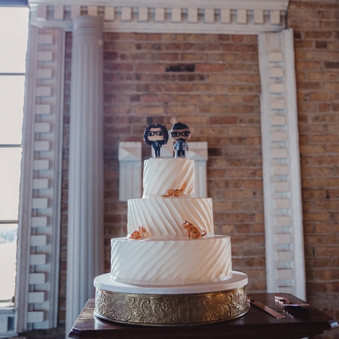 Who needs porcelain when you’ve got superheroes? 🦸🏻‍♀️🦸🏻‍♂️ Action figure cake toppers are bringing personality, fandom, and a whole lot of fun to the wedding cake scene. 
🎉 Planner: @sholehevents
📸 Photography: @thestilllifephot