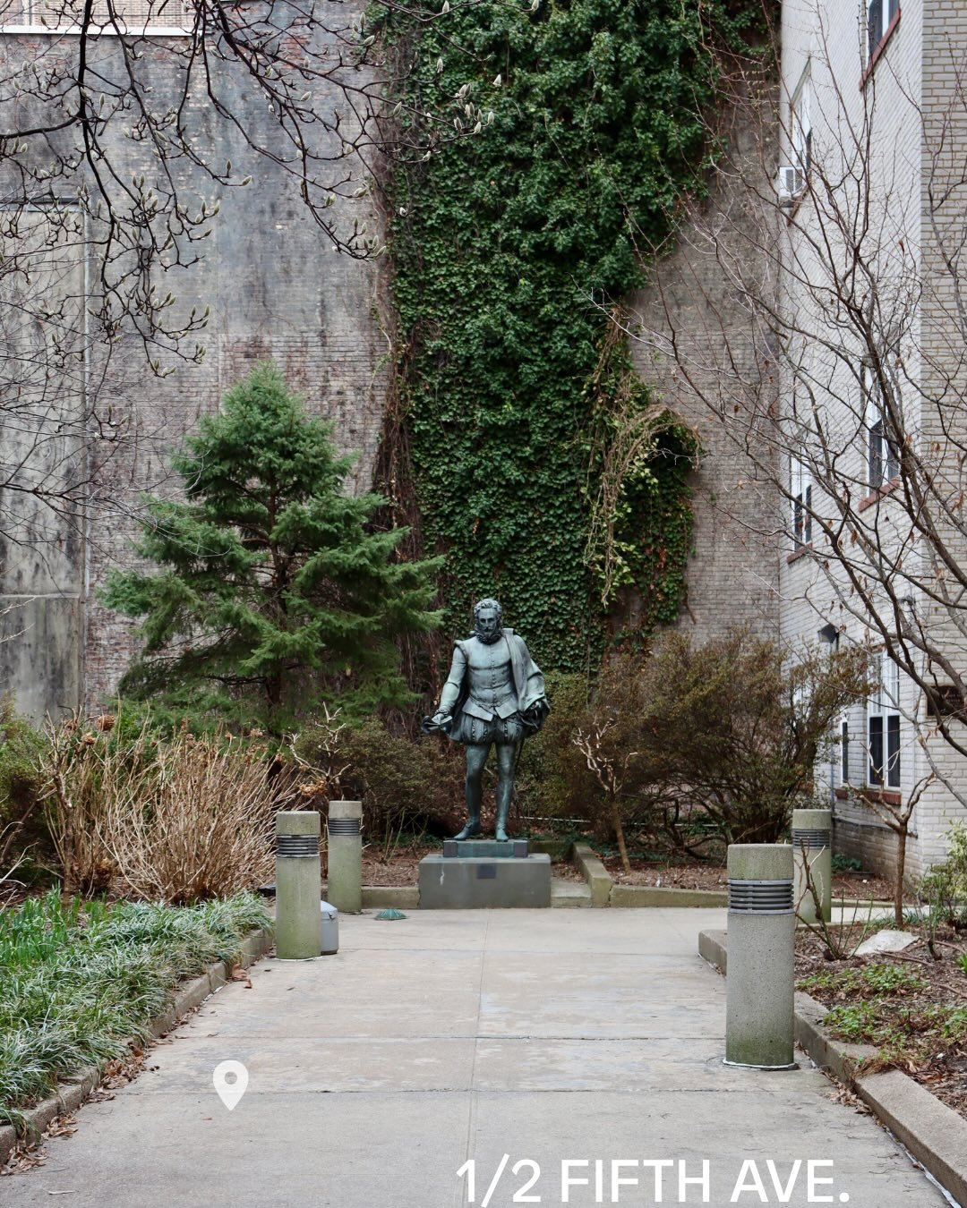 Who&rsquo;s that? (Not Shakespeare) 🔍➡️ 
.
.
.
.
.
Meet Sr. Cervantes at &ldquo;Willy&rsquo;s Garden,&rdquo; right next to Washington Mews. The gate&rsquo;s not always open&mdash;but it is today 😎