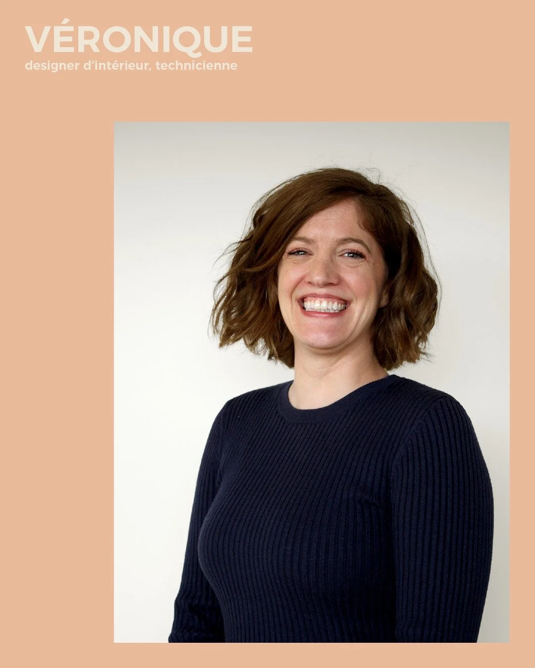 Nous vous pr&eacute;sentons V&eacute;ronique Darsigny, qui a rejoint notre &eacute;quipe en 2022.  Deuxi&egrave;me membre officiel du club comique M&eacute;taphore, et surtout, adulte au coeur d'enfant. Elle est trottinettiste passionn&eacute;e, fan 