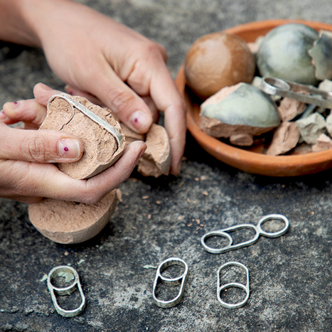 Semillas Dorodango xMARTAJA - Piezas de joyería conceptual hechas sobre pedido, con anillos SEMILLA de dos dedos, envueltos en arcilla bajo la técnica japonesa de Dorodango.