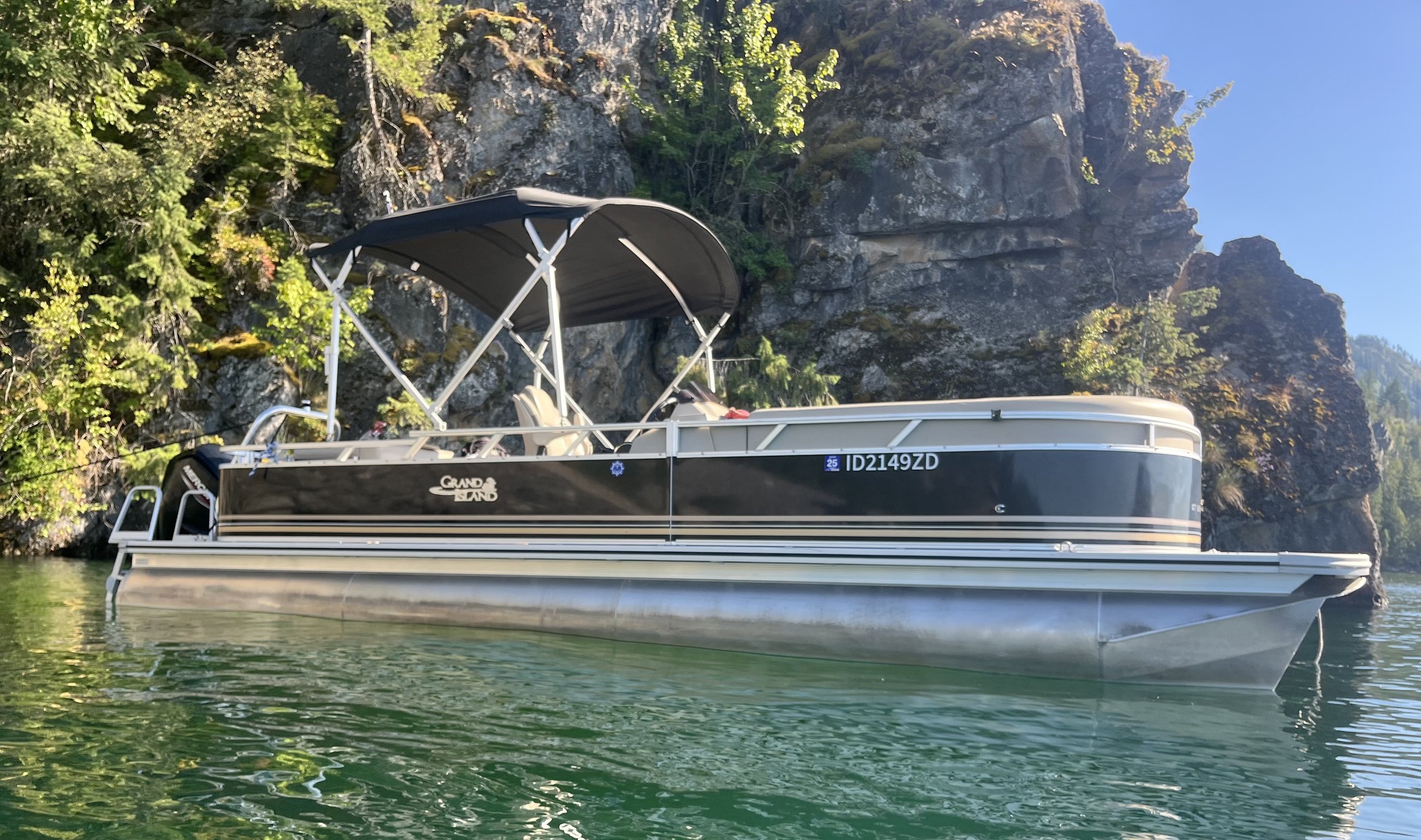 175hp triple pontoon holds 14 people on the water