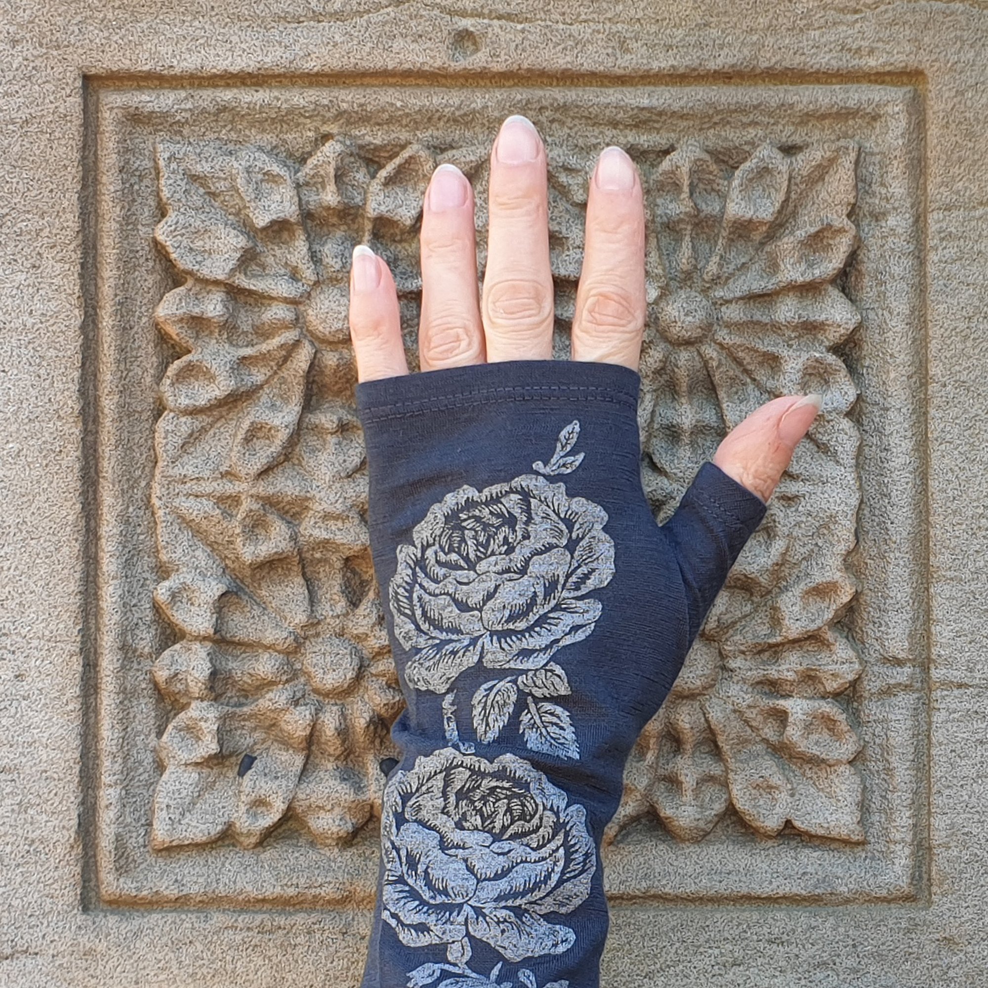 Charcoal print merino fingerless gloves