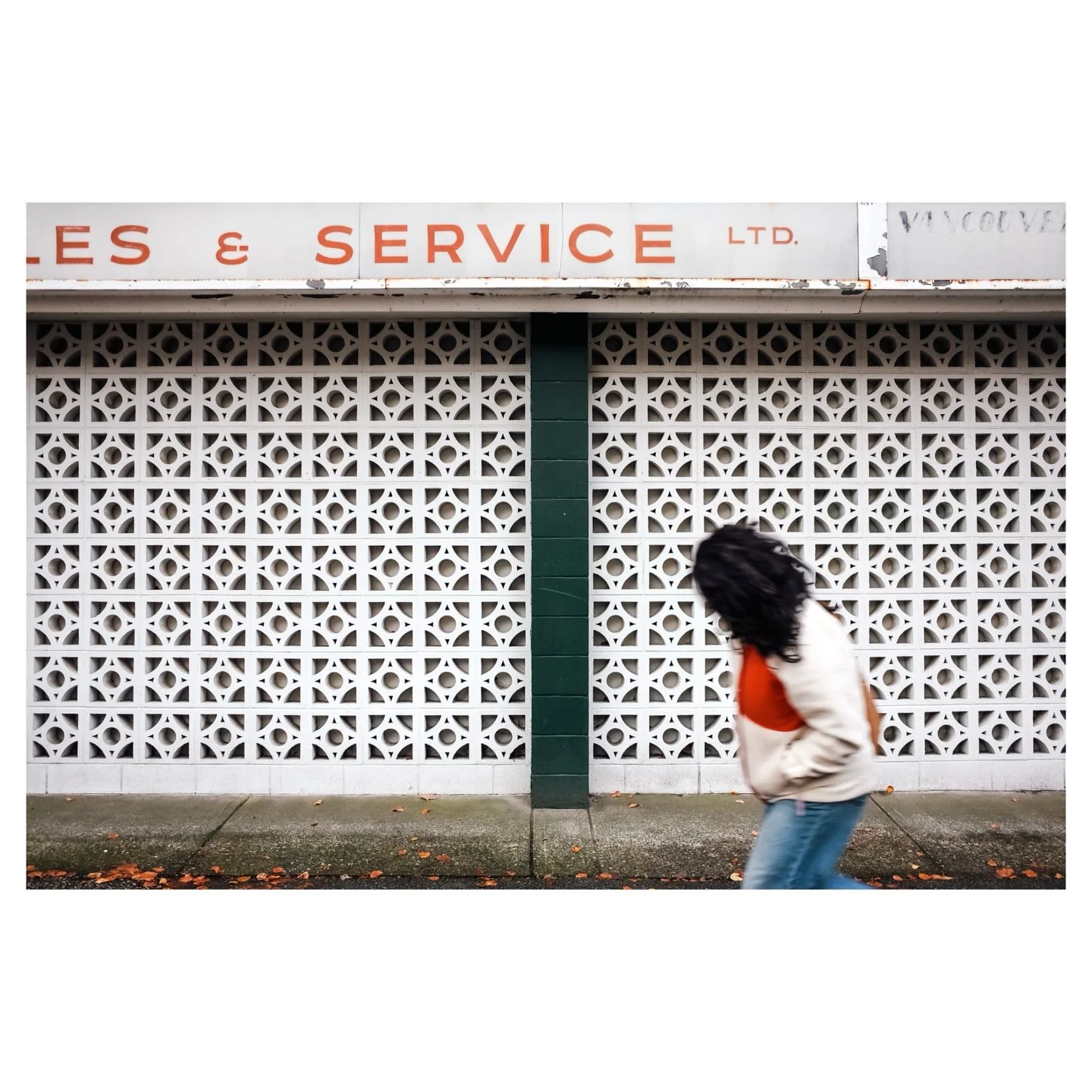 .
.
.
.
.
.
.
.
#eastvancouver #eastvan #vancity #vancouver #life_is_street #photostreet #streetleak #womeninstreet #streetdesign #design #architecturedesign #ricohgr2 #ricohgrii #ricoh_gr_photography #streetdreamsmag