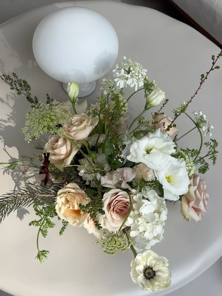 Muted dinner party before the holidays ⚪️⚫️ #dinnerparty #floraldesign