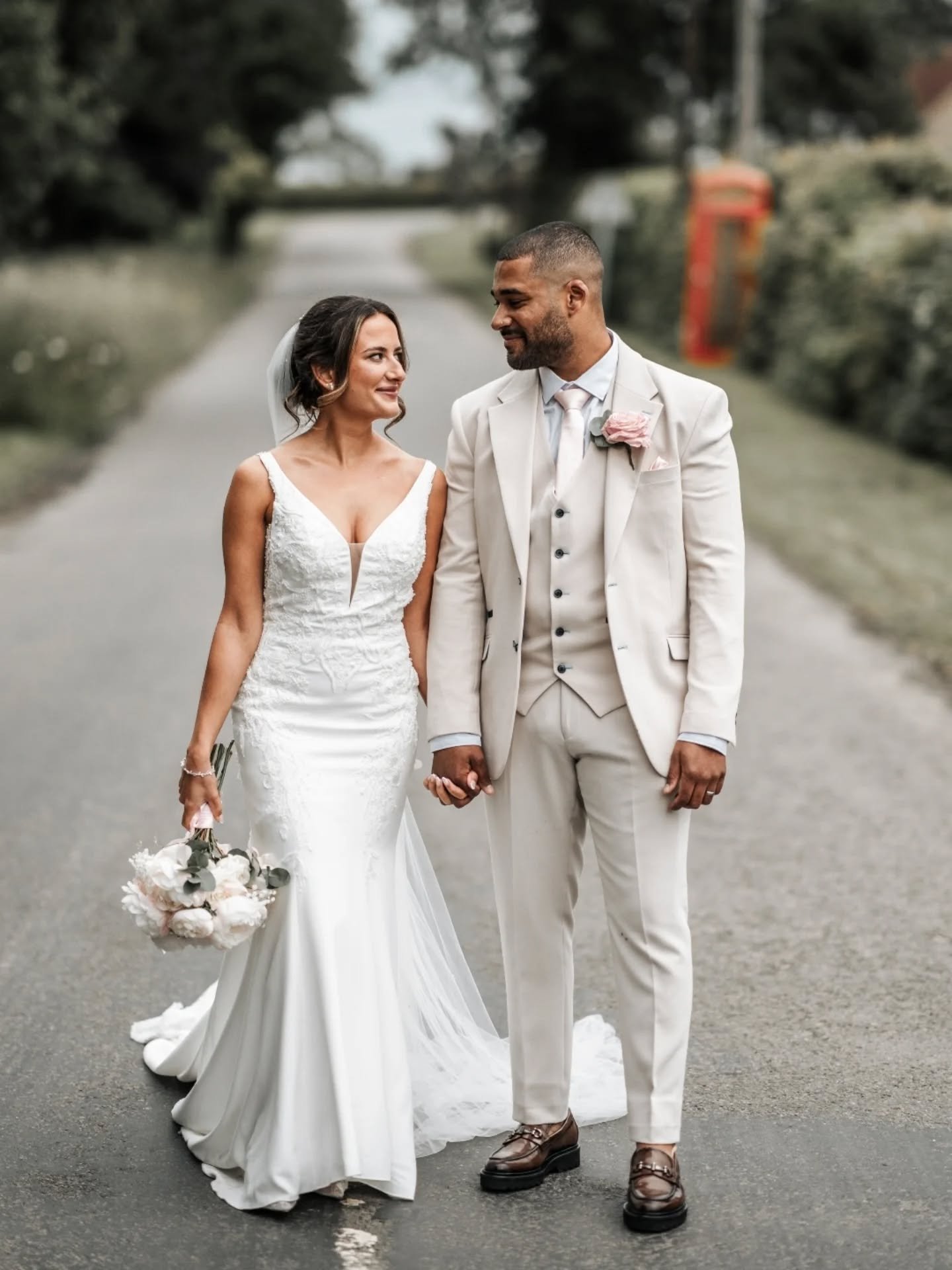 M R &amp;  M R S  W I L L I A M S - Did a little thing in the countryside

Hair @klmhair_2011 
Makeup @derbyshire_bride
Venue @thewhitehartmoorwoodmoor 
Florist @pipers_the_florist 
Dress @charlotte.elizabeth.bridal 

#internationalweddingphotographe