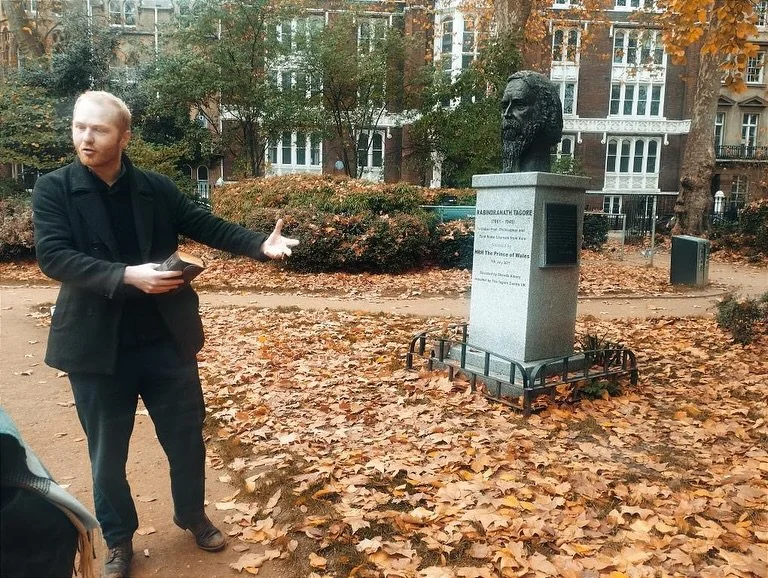 Had a lovely time running the first London Poetry tour in collaboration with my friends at @poetry_pharmacy_ with a hardy band of travellers early on Sunday morning 🌅 Big thanks to @jjsmuse for the pictures - useful to see quite how many strange sha
