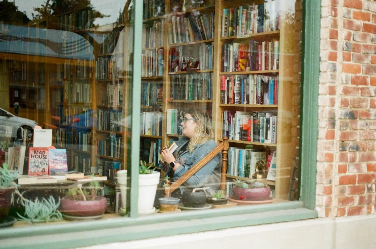 Tuition charges are making my bank account look bleak, it might be time for a film break 🥲 i&rsquo;ll be posting in the next few days some shoots from December starting with these.

#35mm #olympusom1 #pentaxk1000