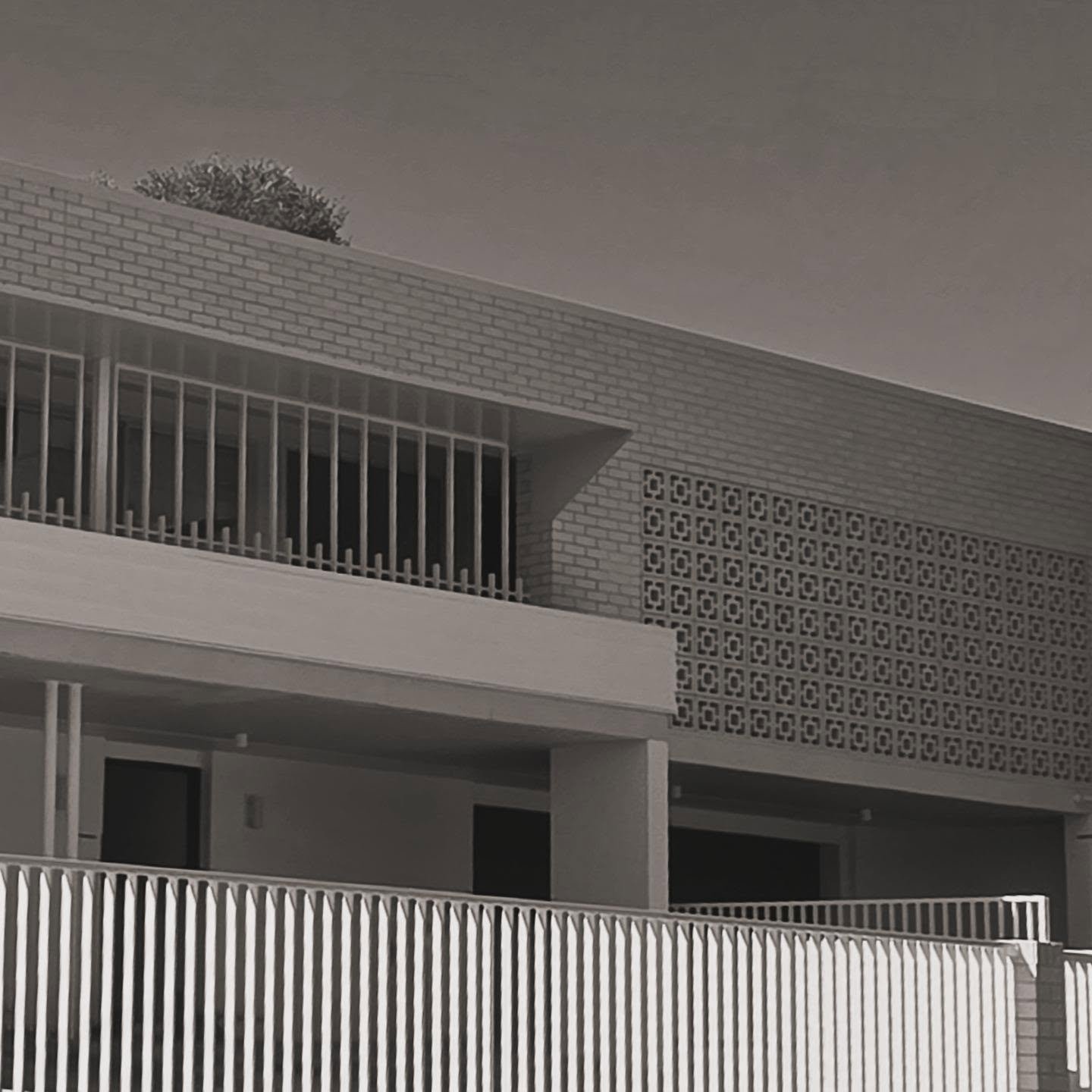We are pleased to present a selection of contemporary photographs showcasing a nearly completed residence at Figtree Pocket. This project features a modern facade design thoughtfully integrated into an existing 1970s brick structure, resulting in a s