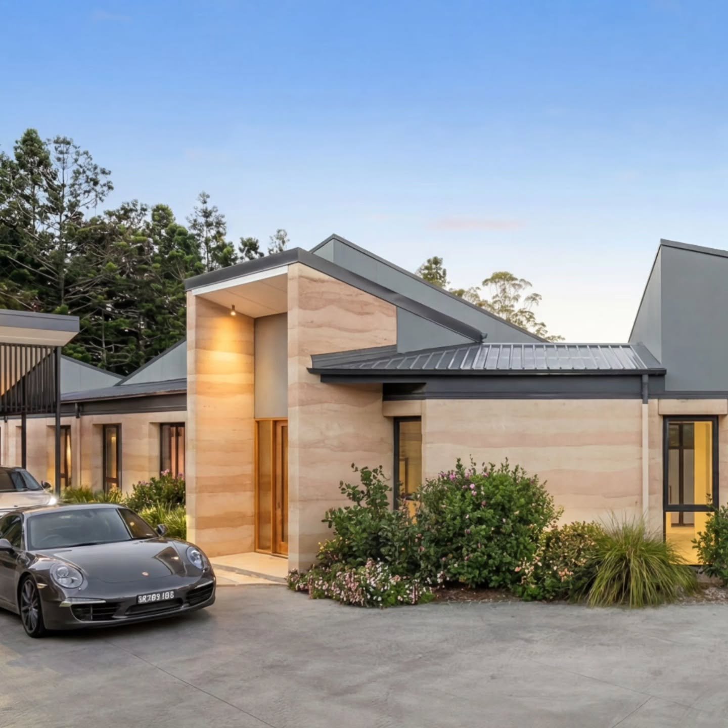 Maleny #rammedearth house. Located on a plateau with a  stunning landscaped garden connecting the house + garden together . Stunning work from all involved with the project 
@williamsfamilyhomes @anthonysteadlandscapes @gdsconsultingengineers #sunshi