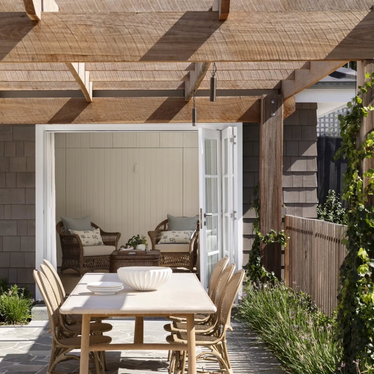 When designing or renovating your home, it&rsquo;s 
essential to consider how connecting indoor and outdoor spaces to maximize natural light impacts your overall project. Let our team of architects and interior designers bring your vision to life! 🏡
