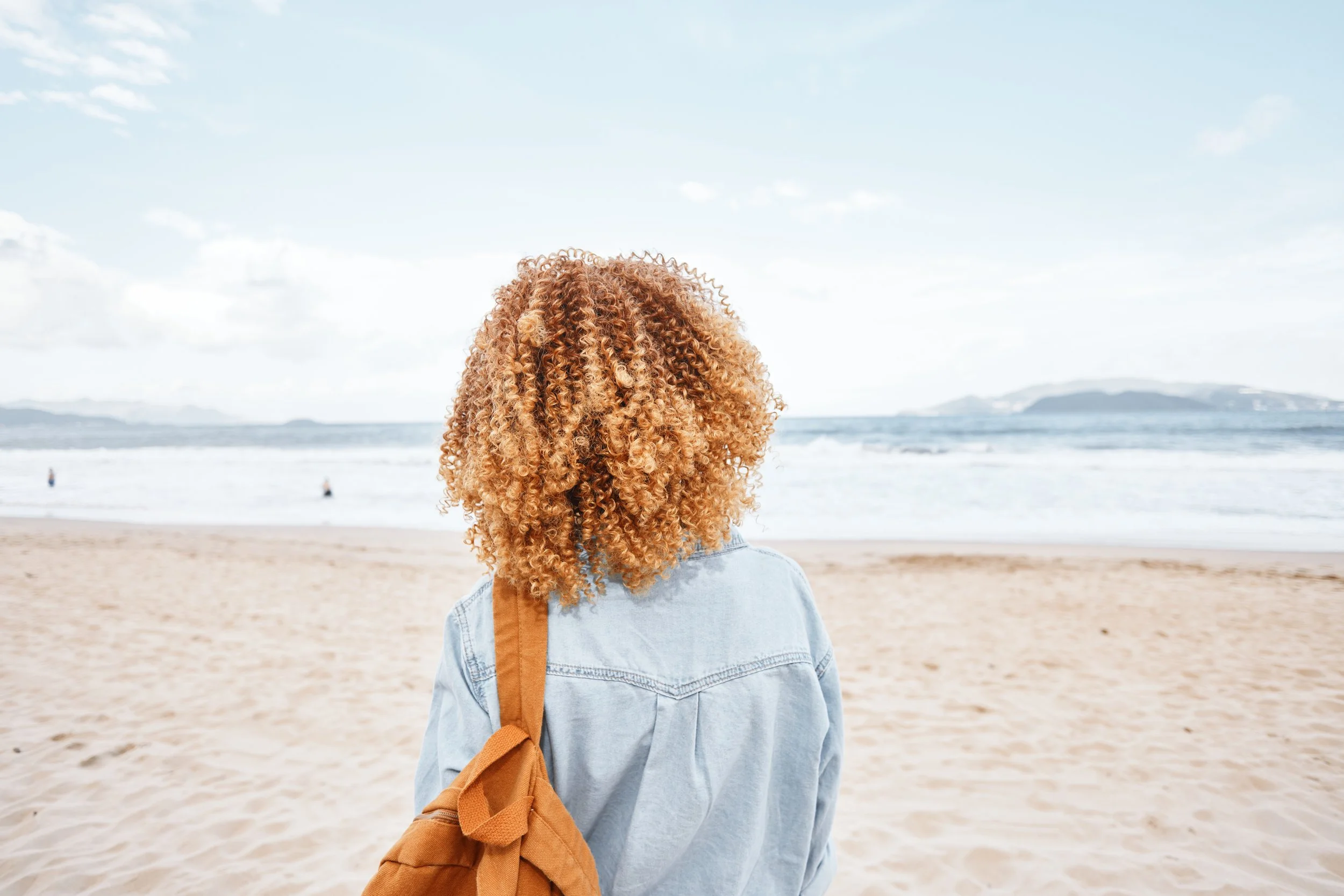 beach-bliss-a-joyful-woman-with-a-backpack
