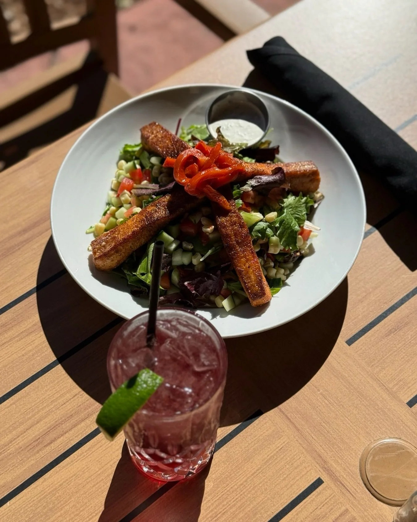 On a hot day like this you need a cold drink and a salad! 

#grill #grillonthegreen #simivalley #bbq #lunch