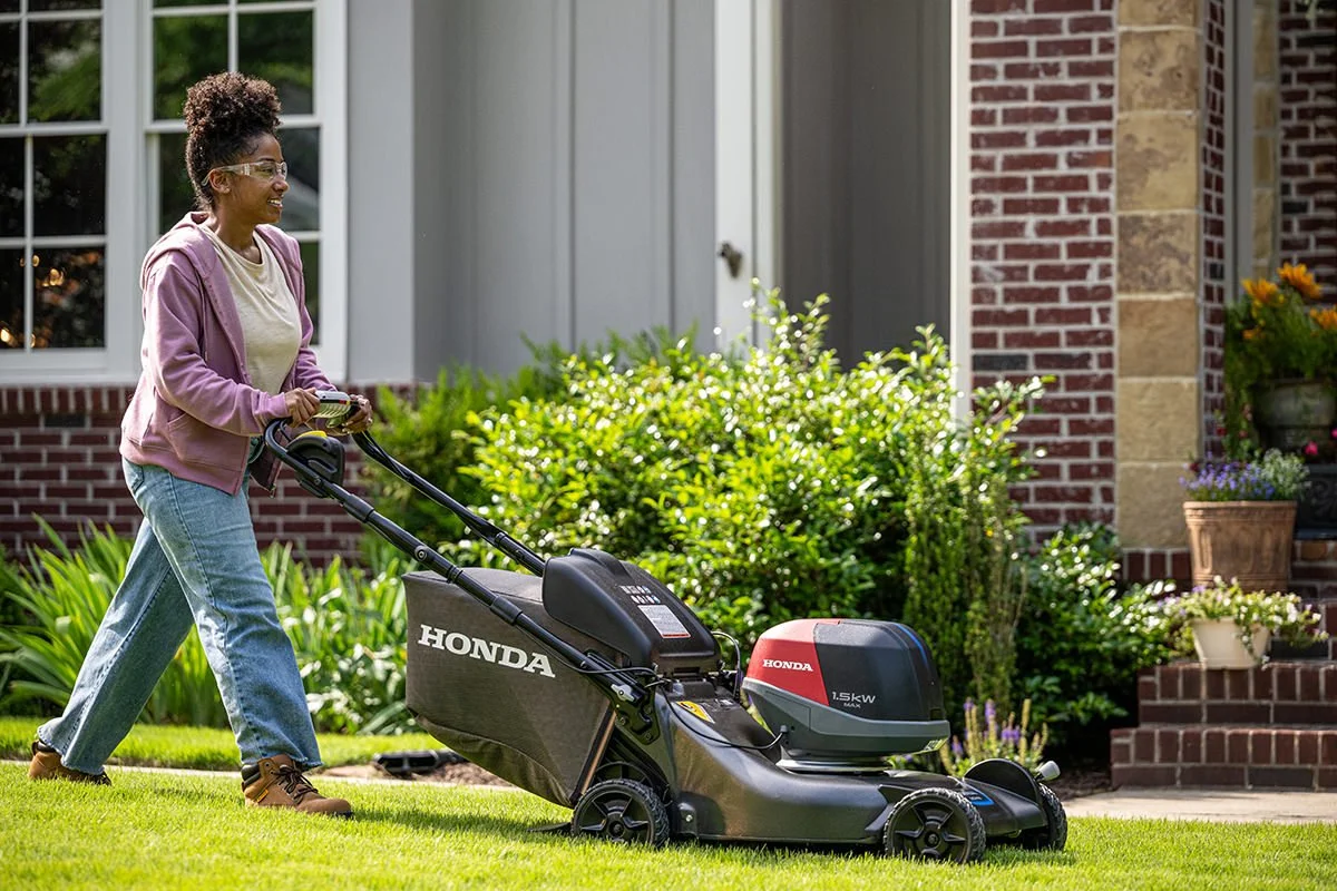 honda-lawn-mower-hrn-bv-lifestyle-mowing-04-rgb.jpg
