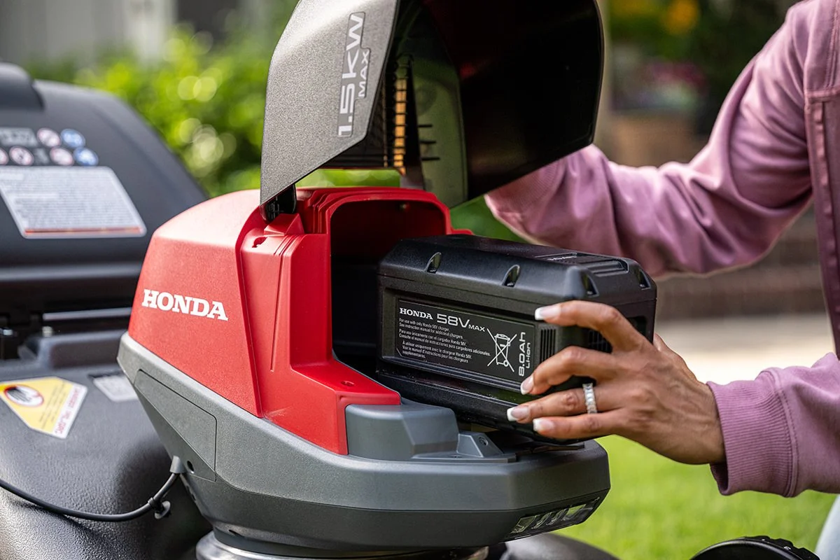 honda-lawn-mower-hrn-bv-lifestyle-battery-03-rgb.jpg