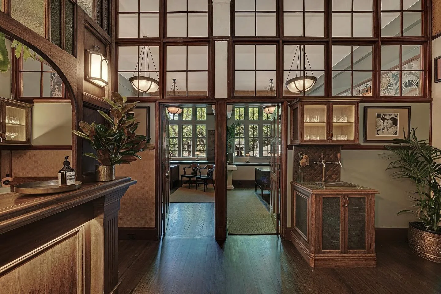 I remember very early in my career a mentor telling me that you can tell a lot about a doctor by the way they keep their office…
Welcome to the world of Prologue. A calming and relaxing space where you are encouraged to share, trust and be tr