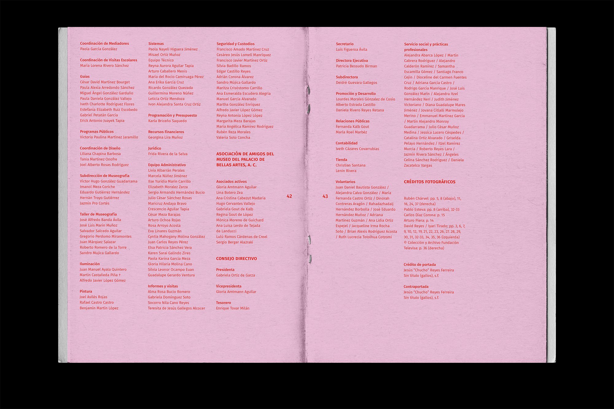 Museum catalog page with pink background and text listing roles and contributors in Spanish, including coordinators, guides, and administrative staff.