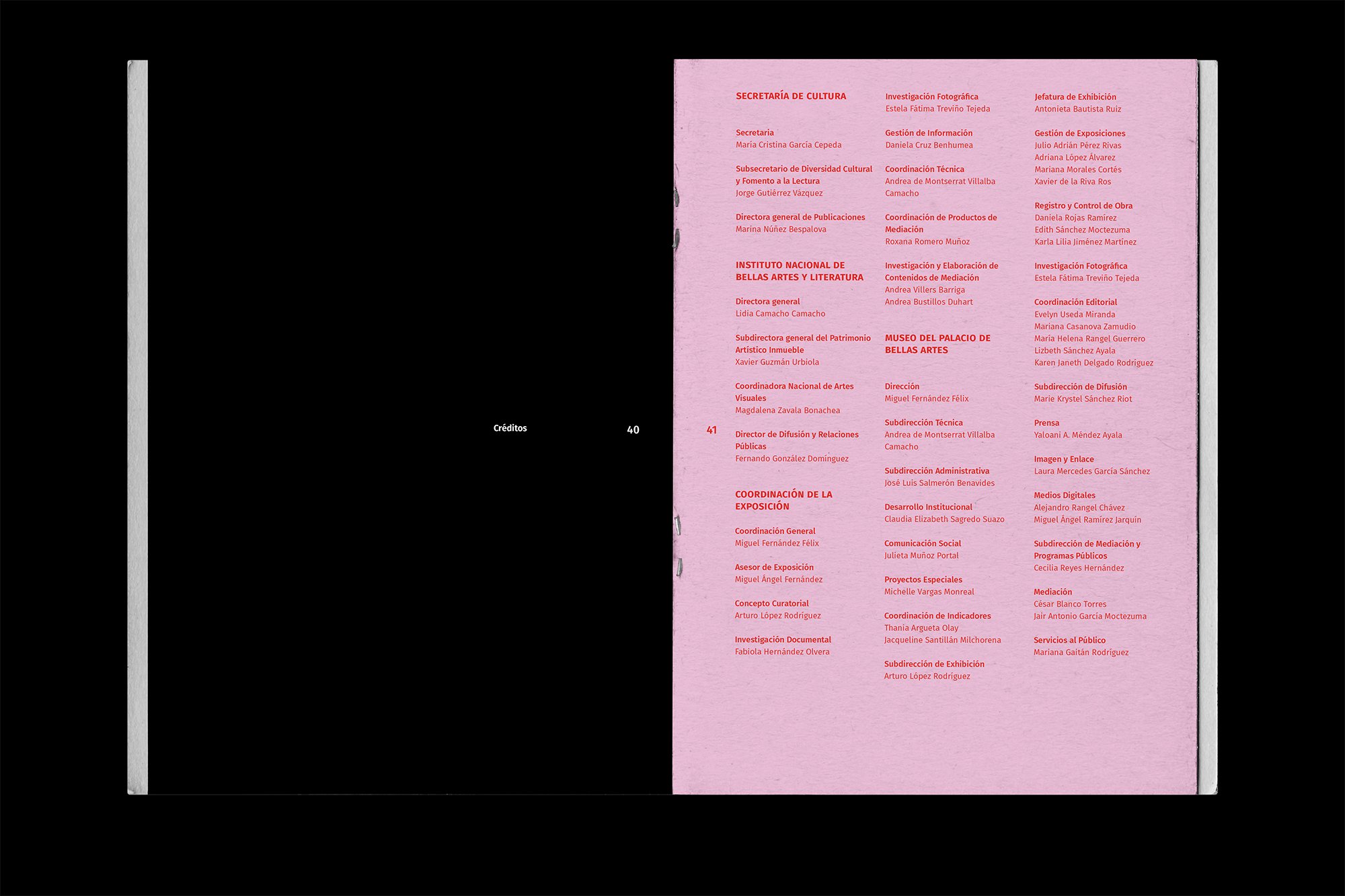 Open book showing a left black page with "Créditos" and a right pink page listing credits including names and roles in a cultural or artistic publication.