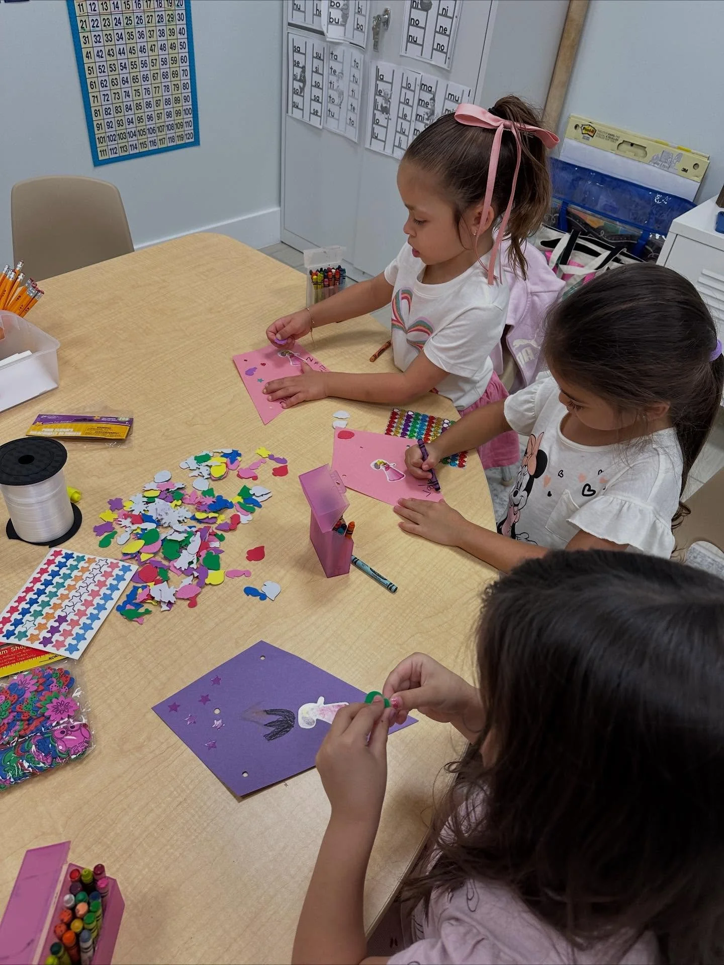 K is for&hellip; kites, kiddos, and keeping learning FUN! 🪁We flew through letter K, built our own kites, started reading sentences, and finished with the ultimate fan favorite: putty time with @playtolearntherapy !!!

#thetravelingteachermiami #han
