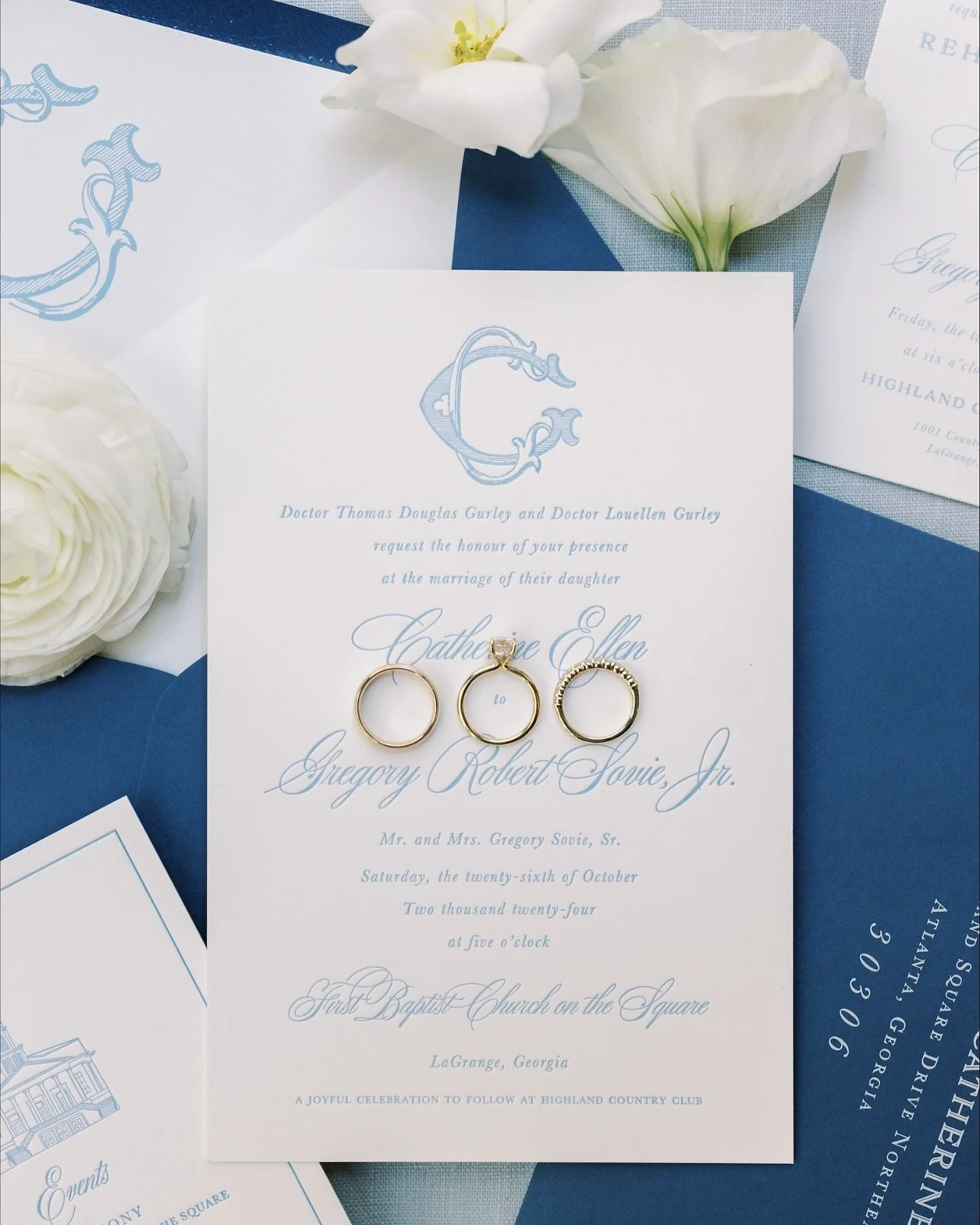 A beautiful blue suite for a beautiful bride 💙 working with Catherine was such a joy! From save the dates and her wedding suite, to wedding program booklets we stayed true to her vision of classic tradition. With colored ribbon, a custom illustratio