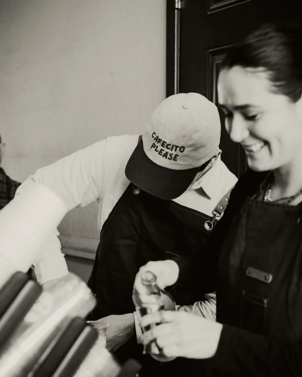 Had the best time meeting everyone at Sunday&rsquo;s Book Exchange at @blackcatbeautyparlor! 📚☕️ Our M&iacute;el y Naranj&aacute; was such a hit 🍊✨ Huge thank you to @morganalanna_photography for capturing all the sweet moments! 
Florals @asteriafl