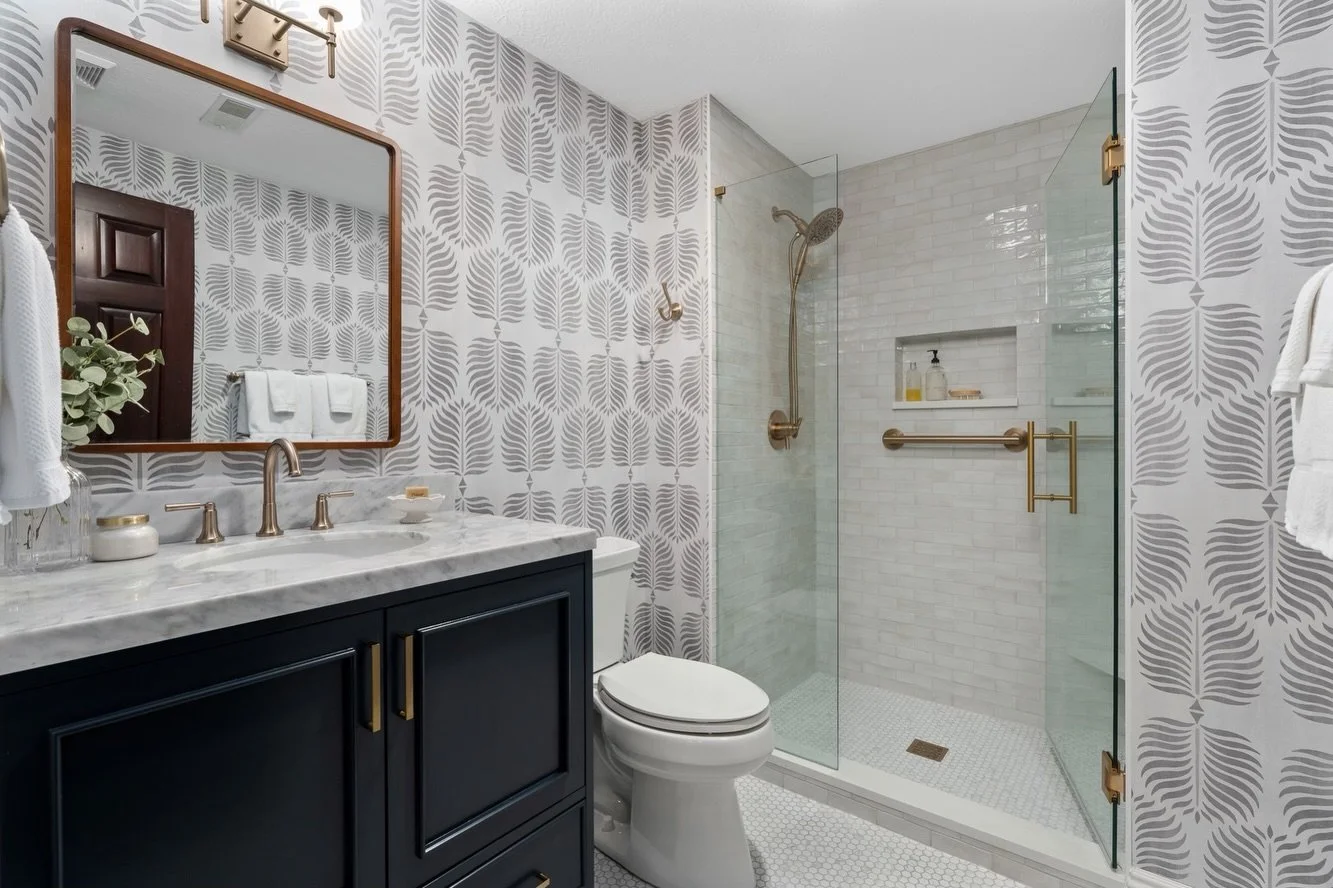 A sophisticated and modern upgrade for this guest bathroom. ➡️ Swipe for the before. 

Designer: @gordonhilldesigns 
Photography: @jljohnsonphotography