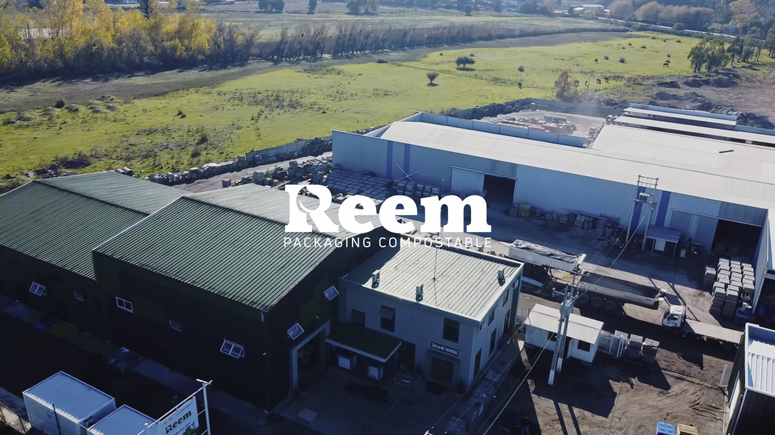 Vista aérea de las instalaciones de REEM Packaging Compostable rodeadas de campos.