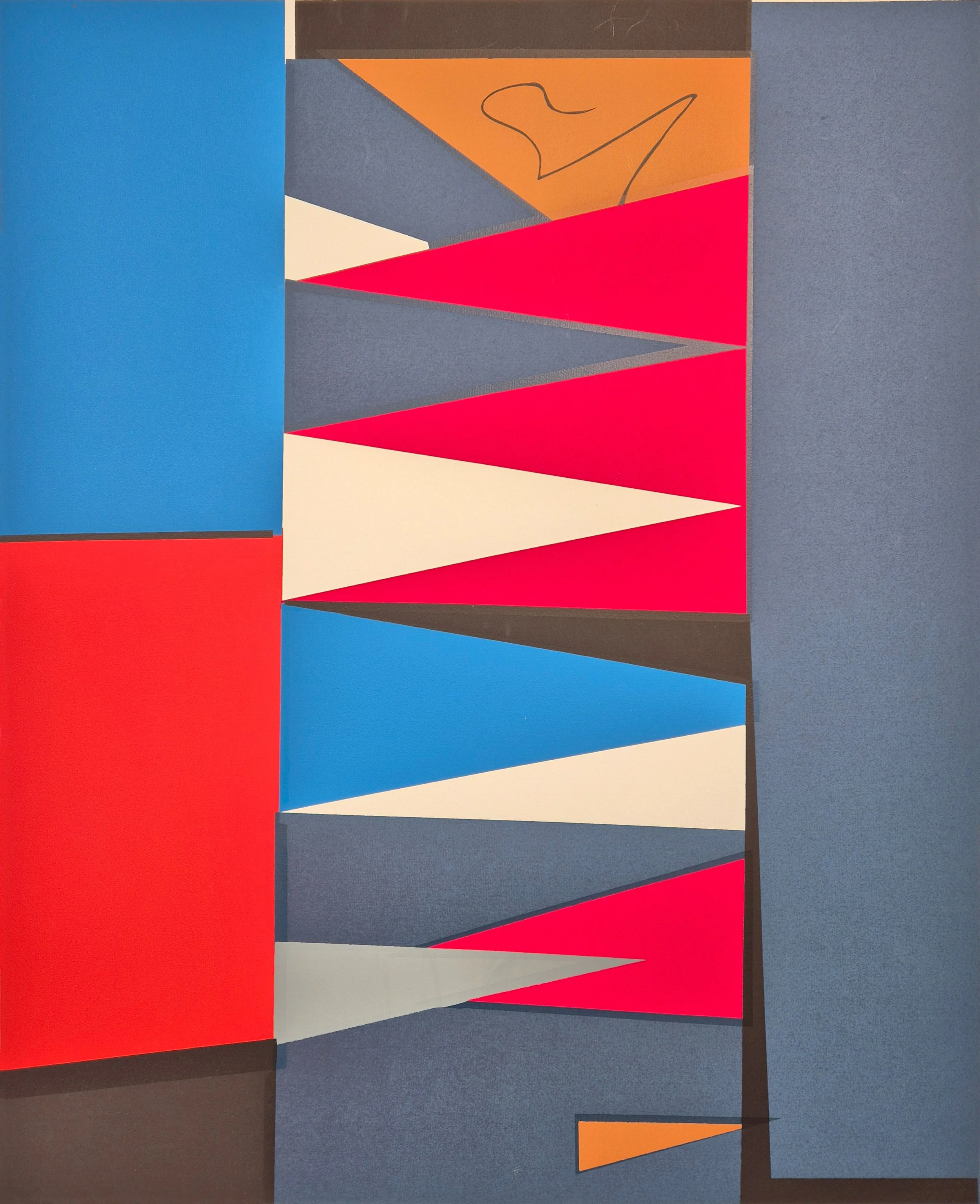 Abstrakt kunstverk med fargerike trekantformer i rødt, blått, hvitt, grått og oransje på en blå bakgrunn.