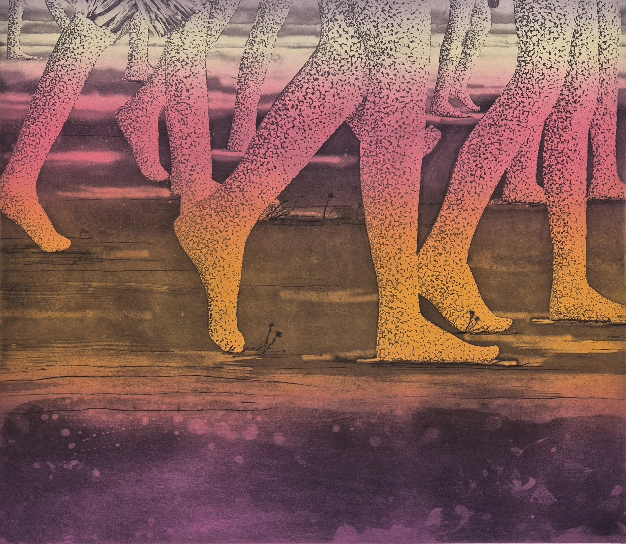 Fargerik gatekunst med utstansede bokstaver i ulike farger som står på en treplatting, mot en bakgrunn av en fargerik himmel.