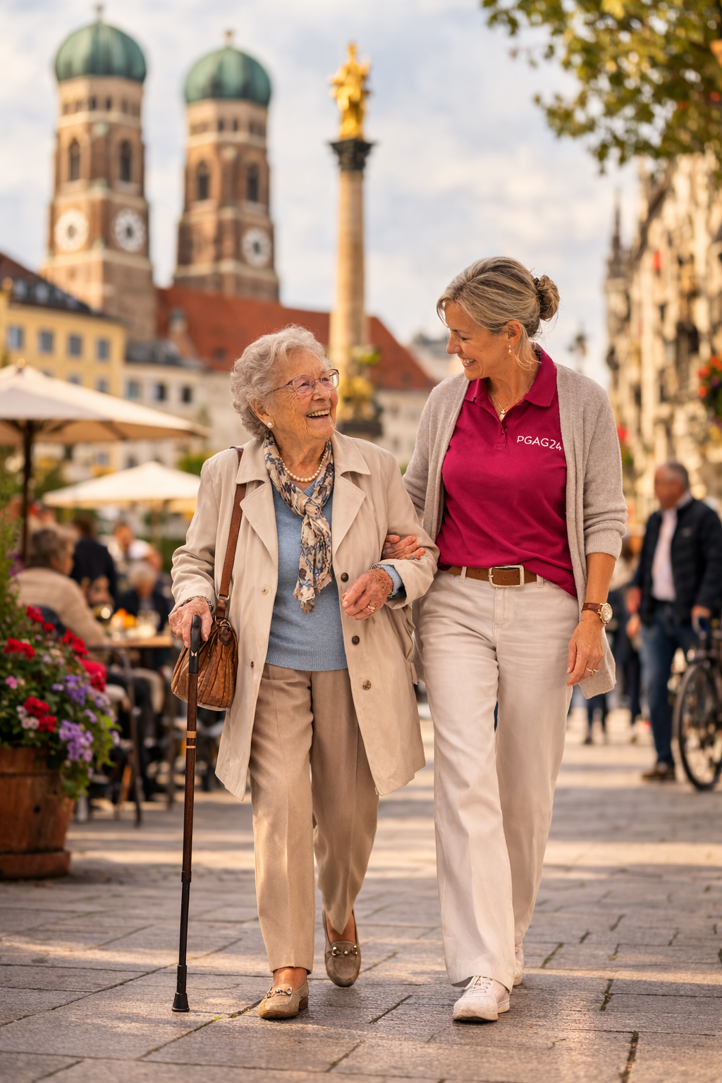 PflegeGutAllesGut Betreuerin mit netter älteren Dame in München