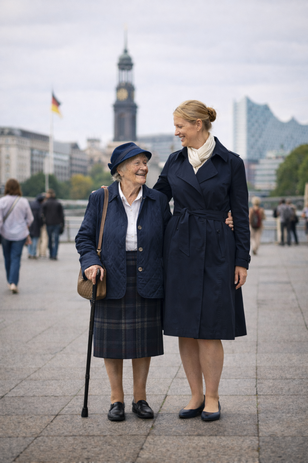 PflegeGutAllesGut Betreuerin mit netter älteren Dame in Berlin