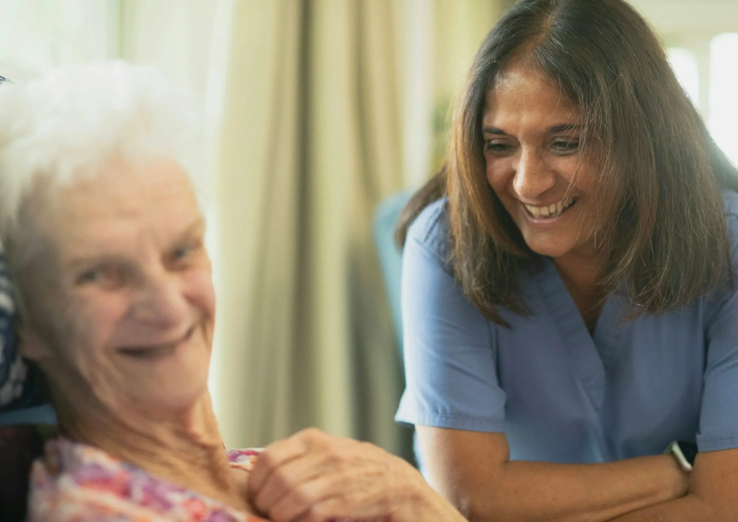 24-Stunden-Betreuung und ambulanter Pflegedienst kombinieren: Vorteile &amp; Kosten