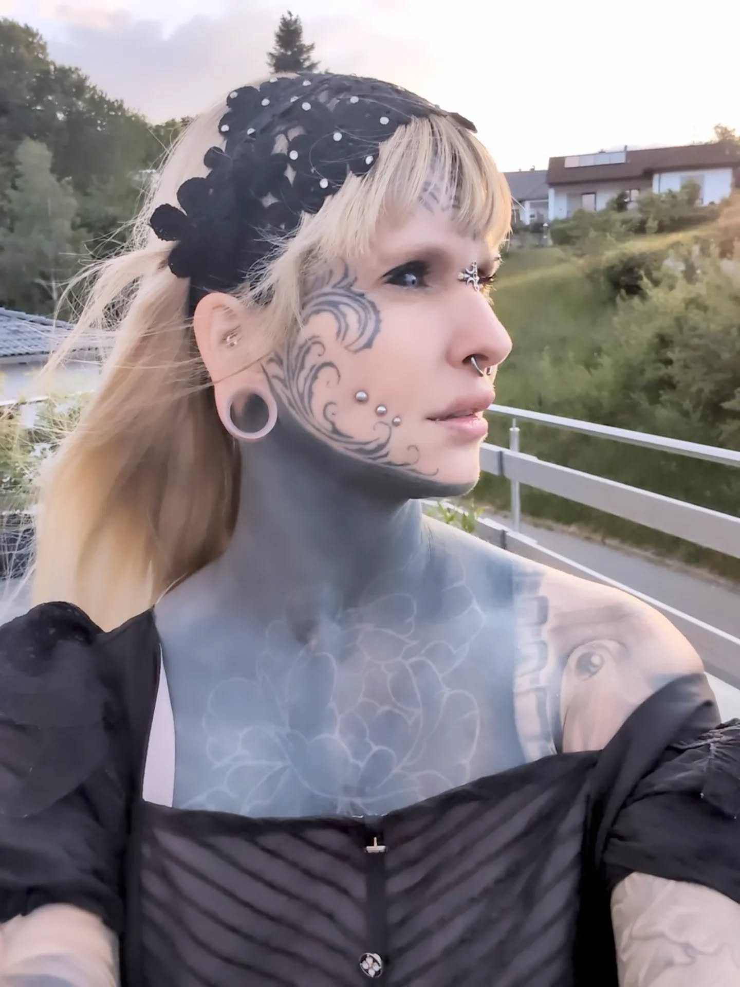 Gut gelaunt in den Sommer 🥰 
#inkedgirls #girlswithtattoos #inked #tattooart #eyeballtattoo