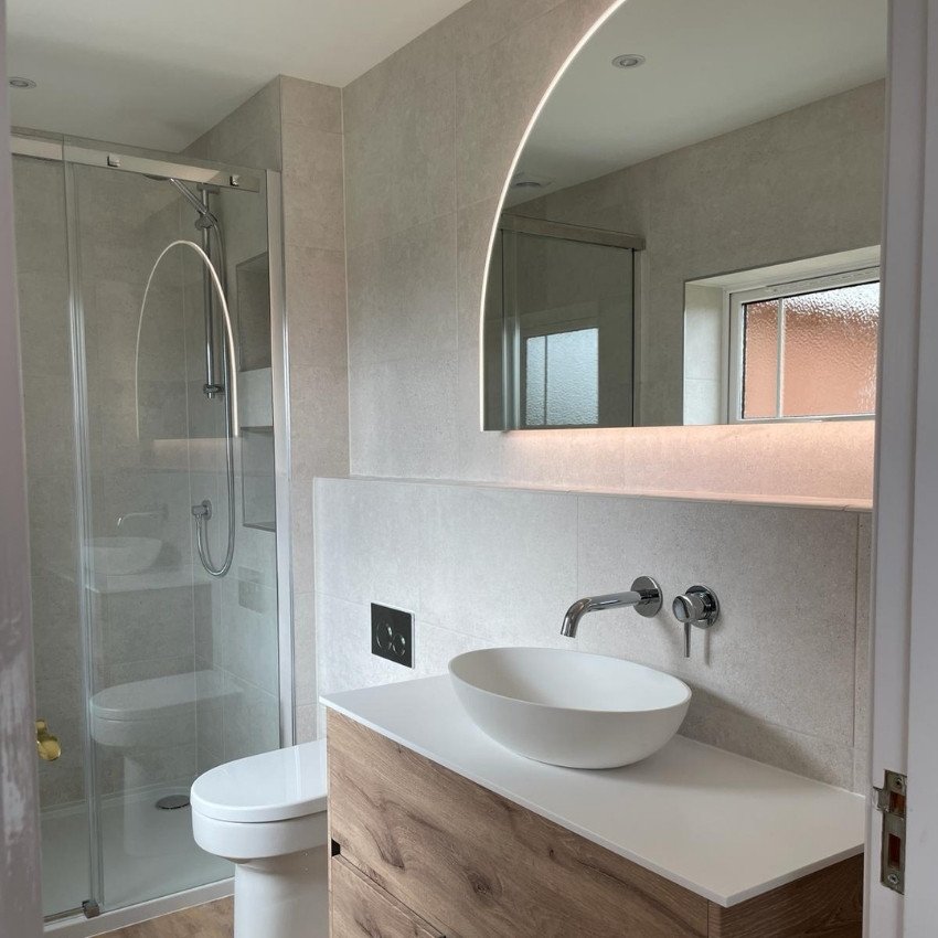 Finished-Bathroom-Curved-Mirror.jpg