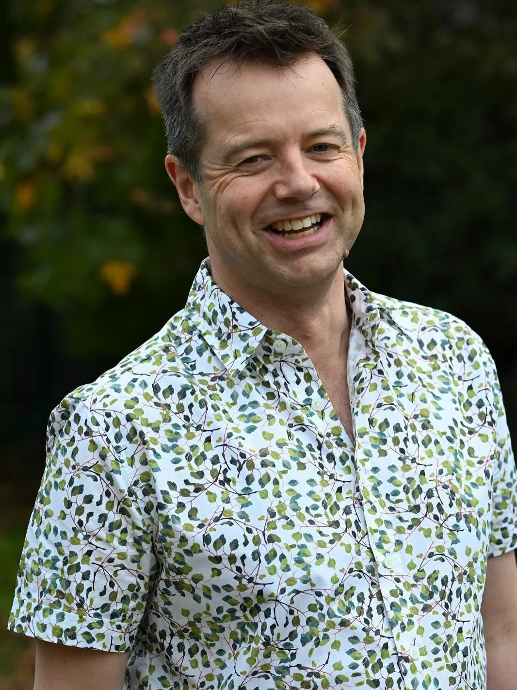The lovely @clivemarriott modelling the shirt he very kindly commissioned me to get made for him, with a design based on one of my eucalyptus paintings. Excellent photoshoot by @peteallenphotos ☺️ The Marriotts have been stalwart supporters of my art
