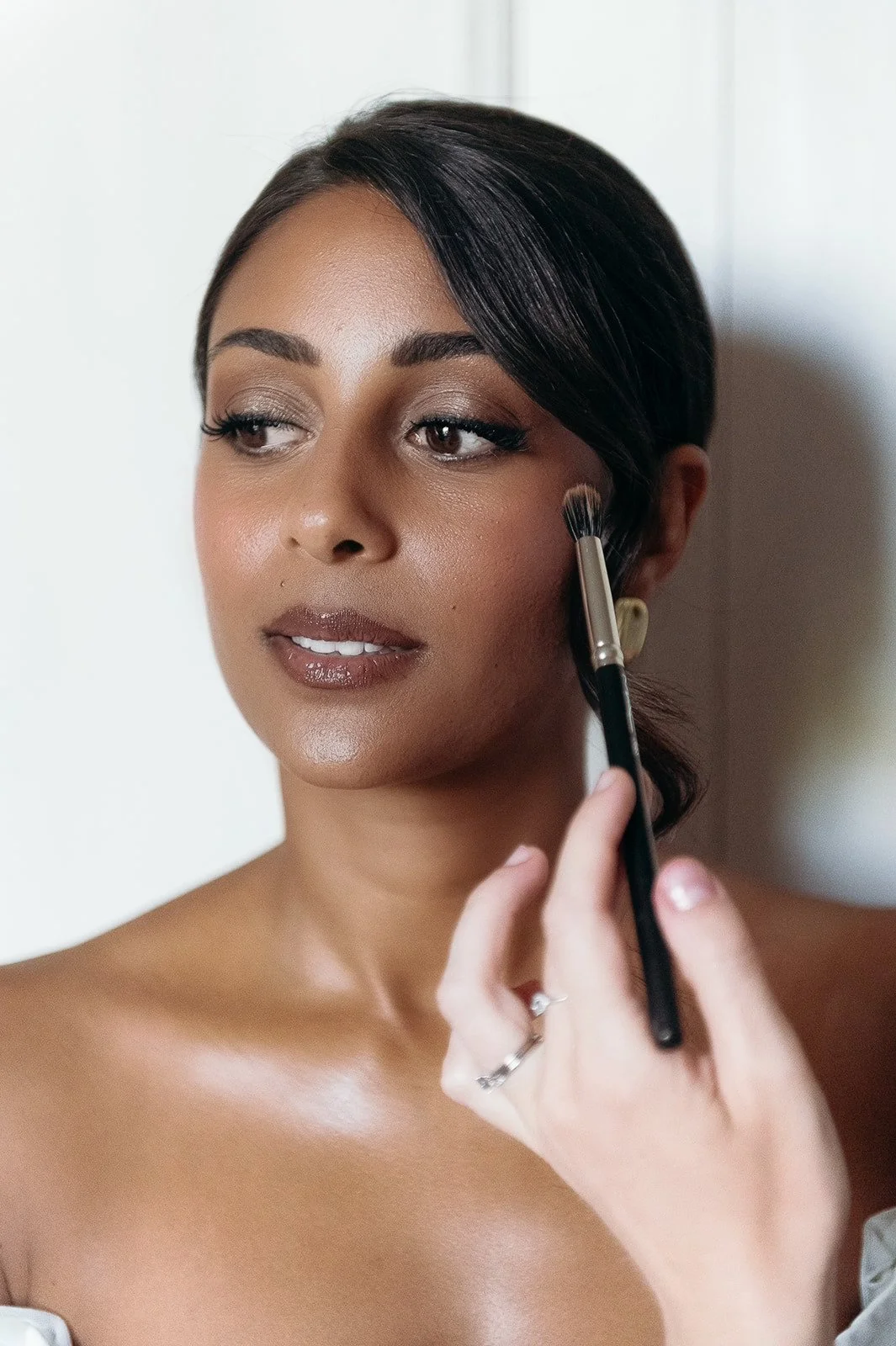 Bride having radiant, natural wedding makeup applied with a brush by Mathilde Vintze, bridal makeup artist in Provence
