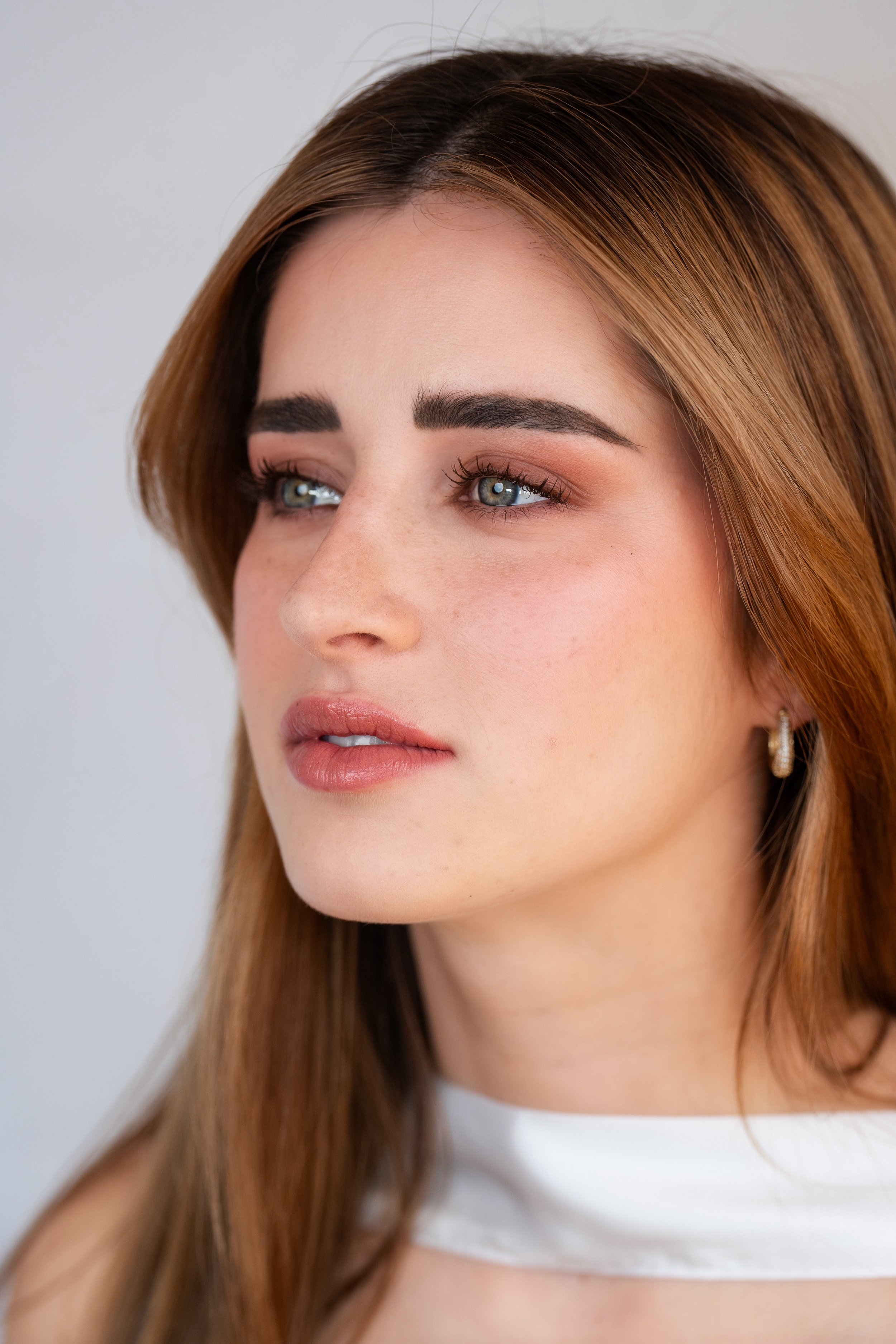 Auburn-haired bride with soft, glowing skin and natural bridal makeup by Mathilde Vintze, bridal makeup artist in Provence