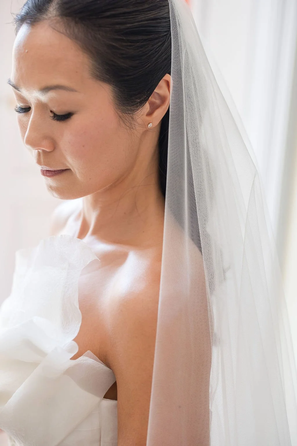 Close-up of the bride's glowing skin and tulle veil, luminous natural bridal makeup by Mathilde Vintze, Provence wedding makeup artist