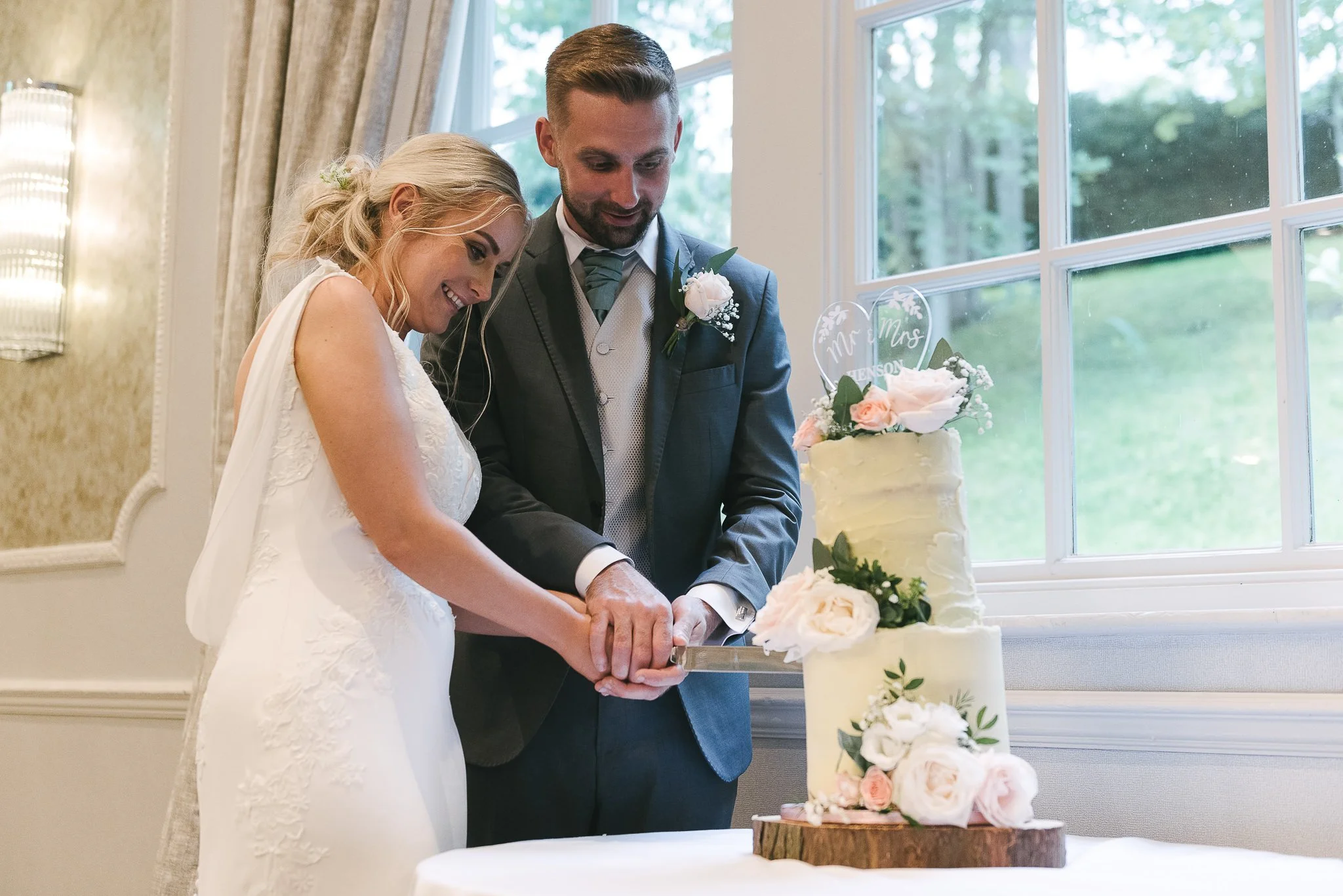bride and groom cutting the wedding cake