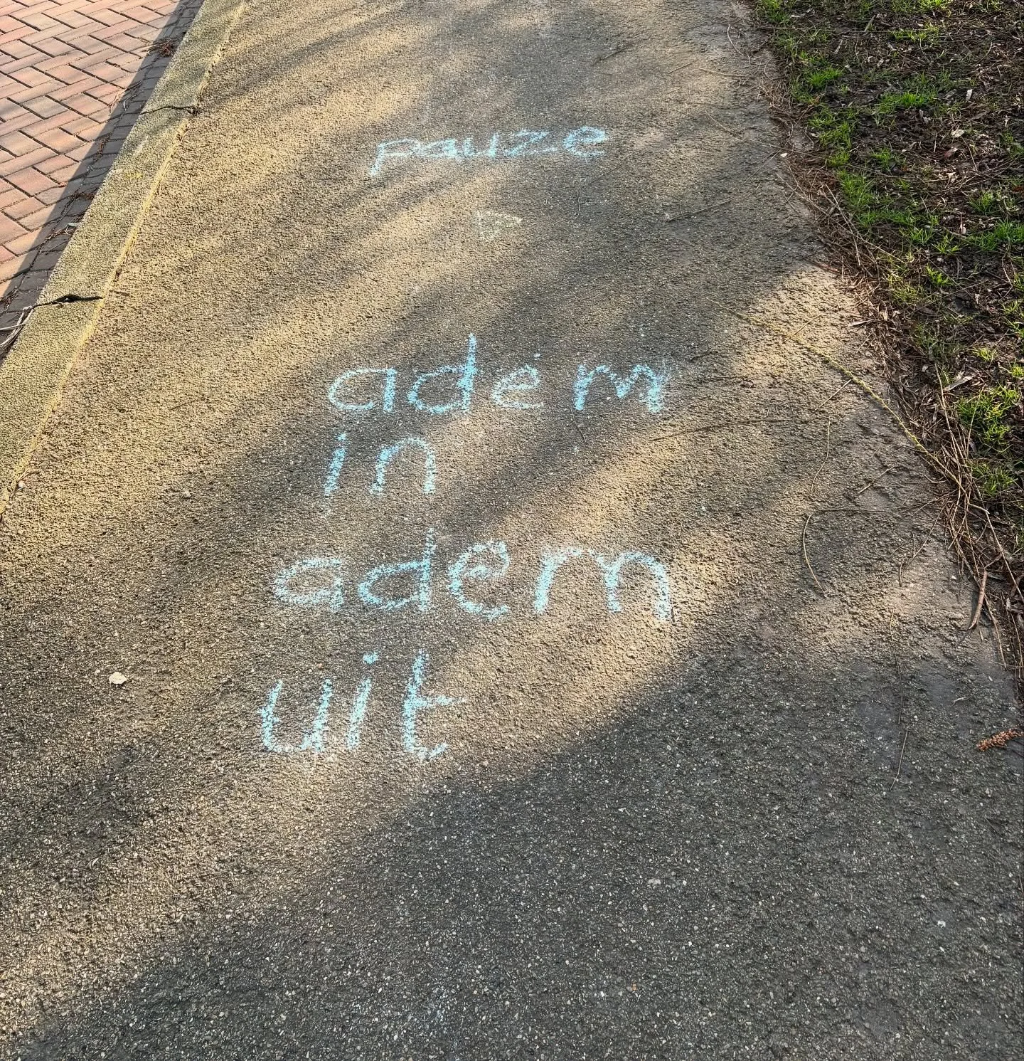 Een mooie boodschap met stoepkrijt tijdens een rondje wandelen 🩵 #ademcoaching