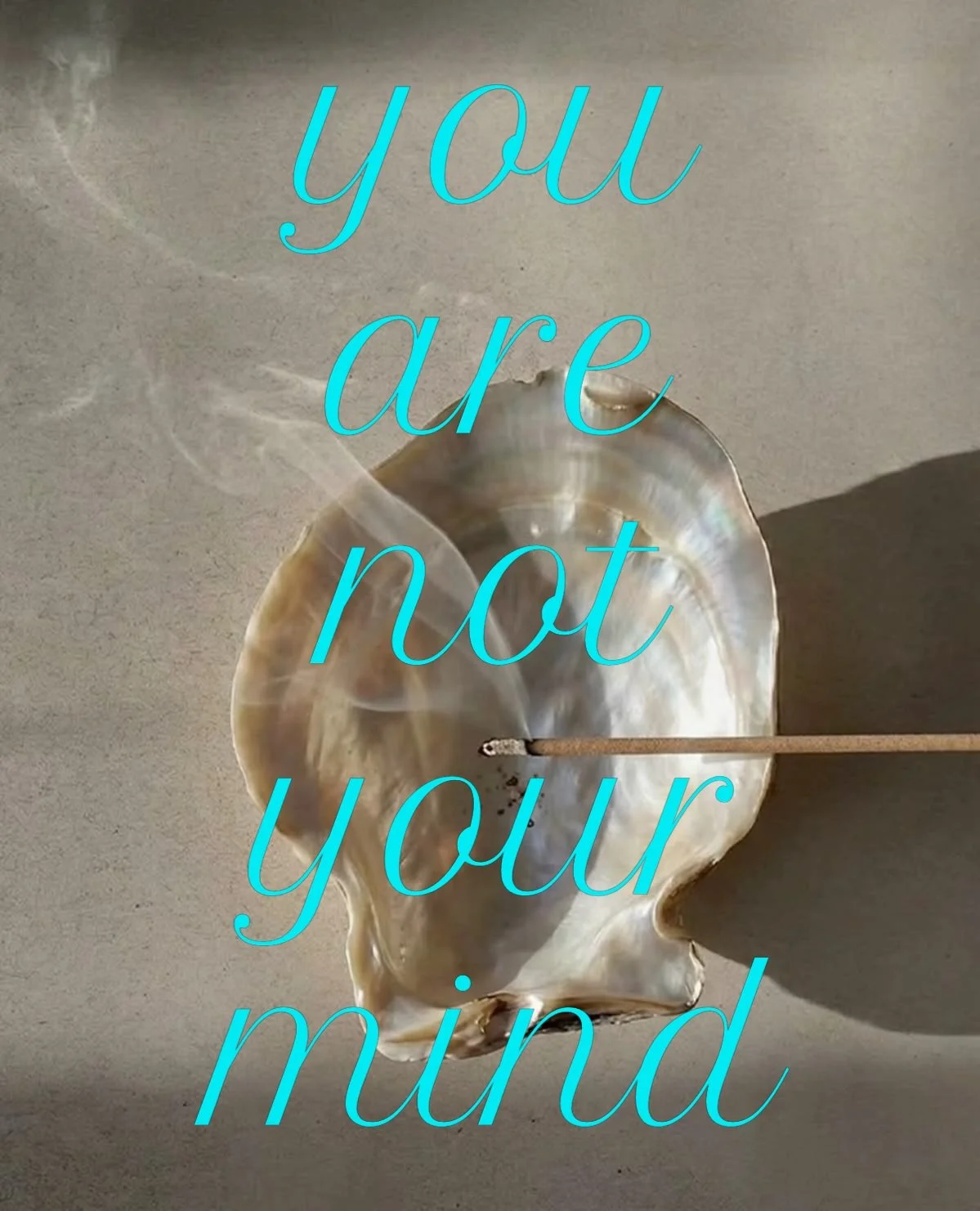Een reminder dat je niet je gedachten b&eacute;nt, maar dat je ze alleen maar hebt. Merk ze op. Kijk er van een afstandje naar. Verdwaal niet in de spiraal die &lsquo;denken&rsquo; heet. Voel je voeten, kom in het nu 🍀