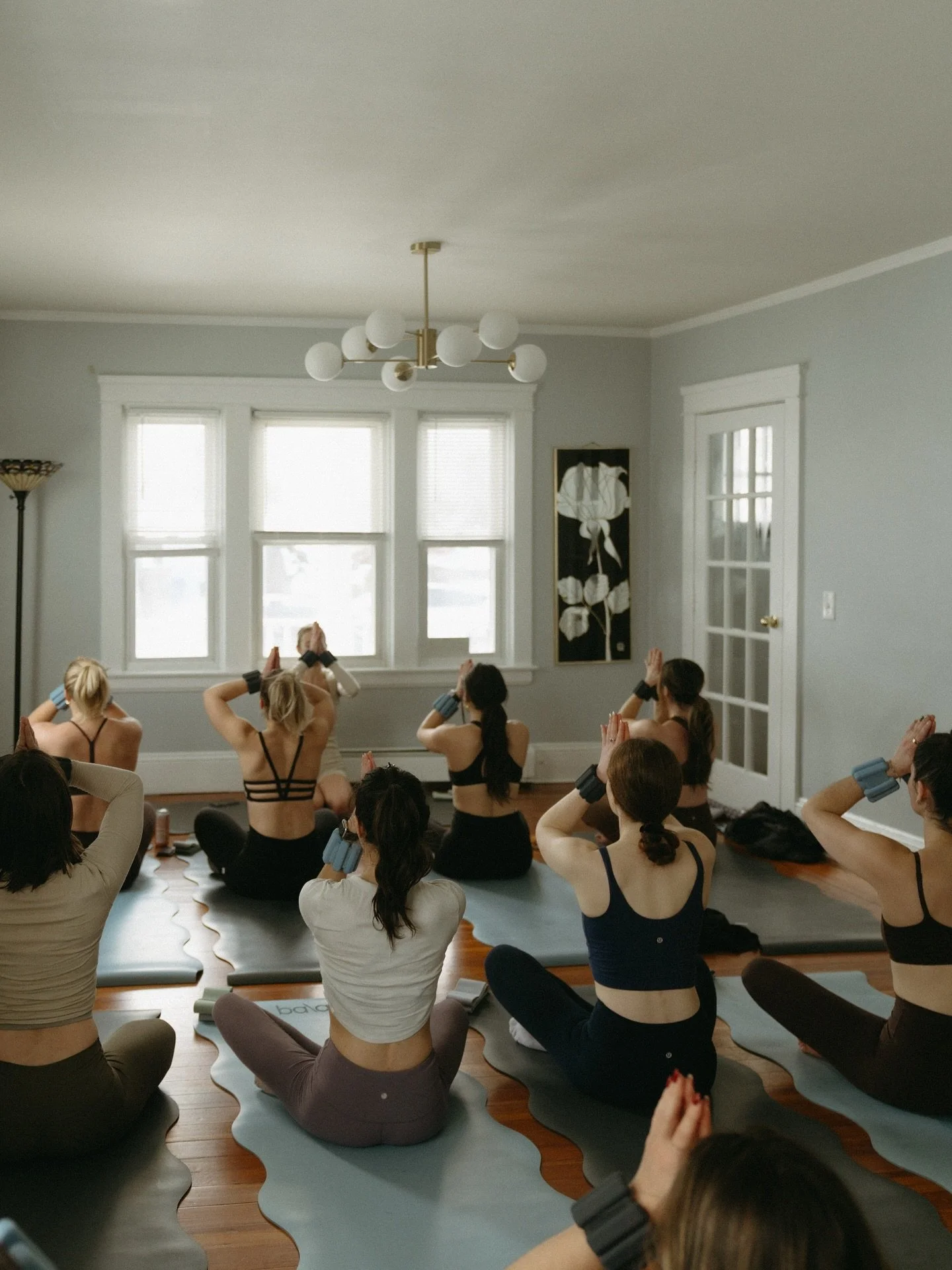 🍂come cozy up at @shopbloompvd this week! wednesday 5pm yoga chill, friday noon mat pilates !! sign up in bio 🪺
.
.
.
.
#yogaclasses #pilatesclasses #providenceri