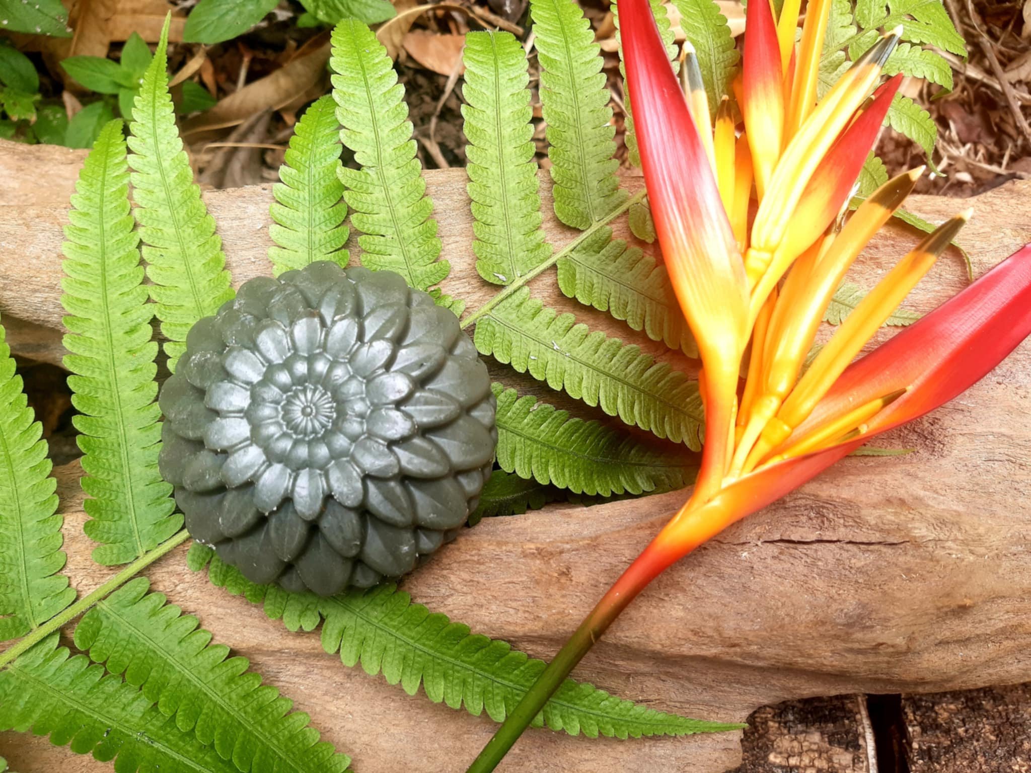 Sabão de Argila Verde e erva sagrada.